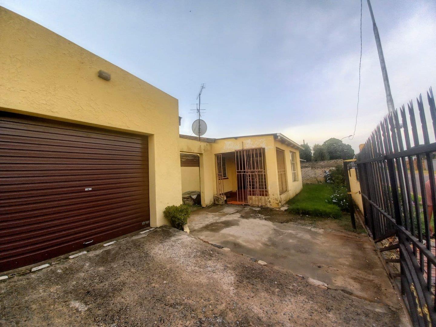 3 Bedroom House for sale in Eldorado Park 12 Ismail Albertyn Crescent