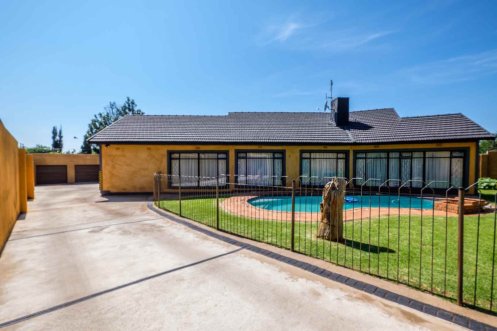 3 Bedroom House for sale in Kibler Park P24113934059