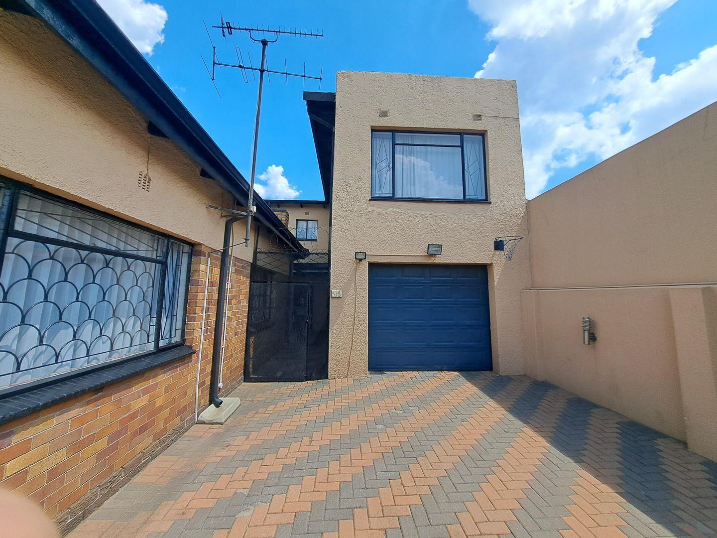3 Bedroom House for sale in Actonville P24113934166