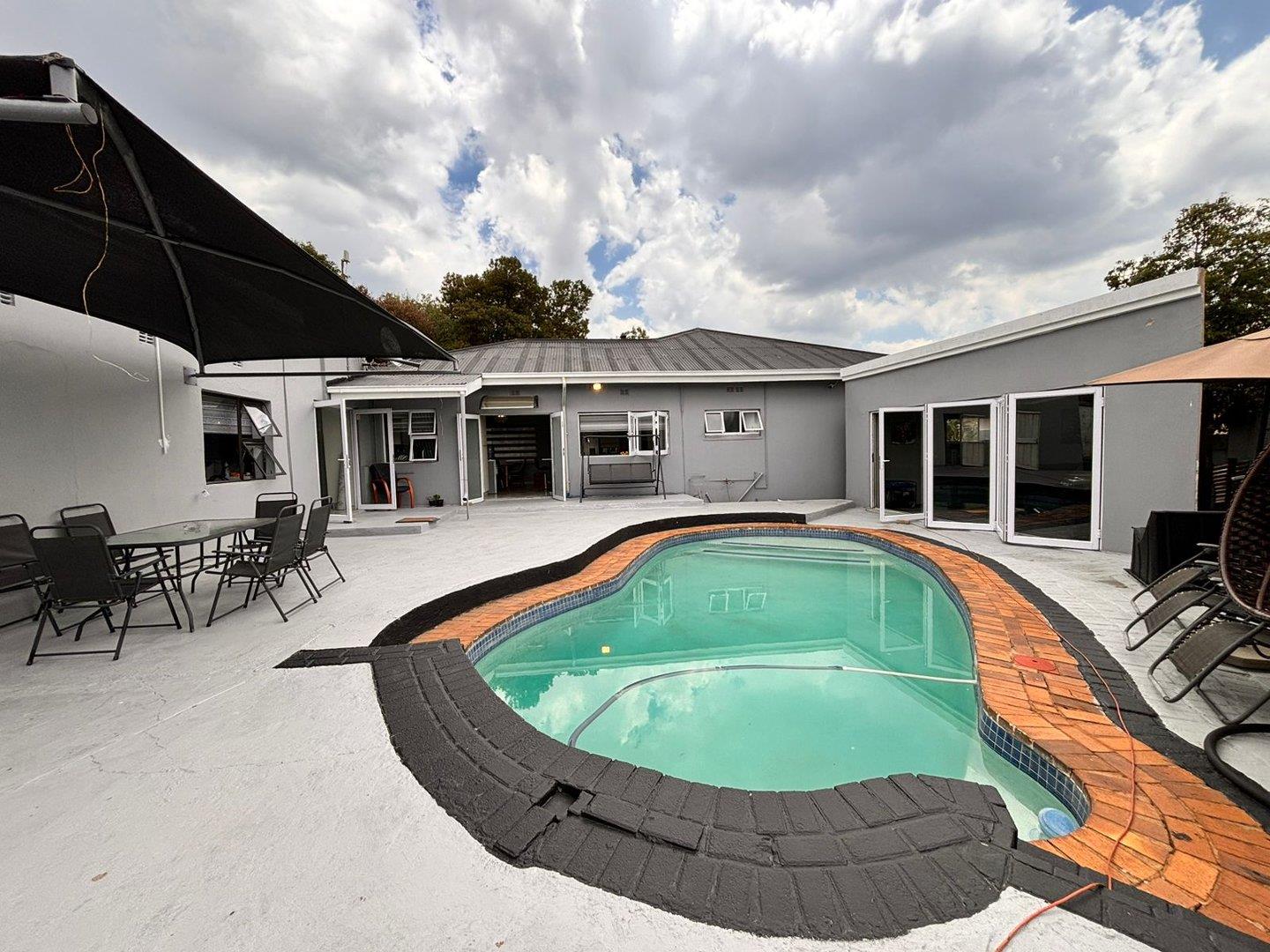 4 Bedroom House for sale in Florida North P24113934210