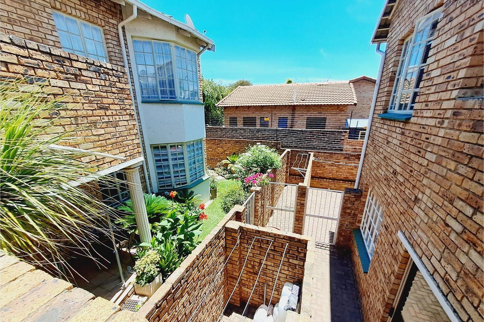 2 Bedroom Townhouse for sale in New Redruth P24113835601