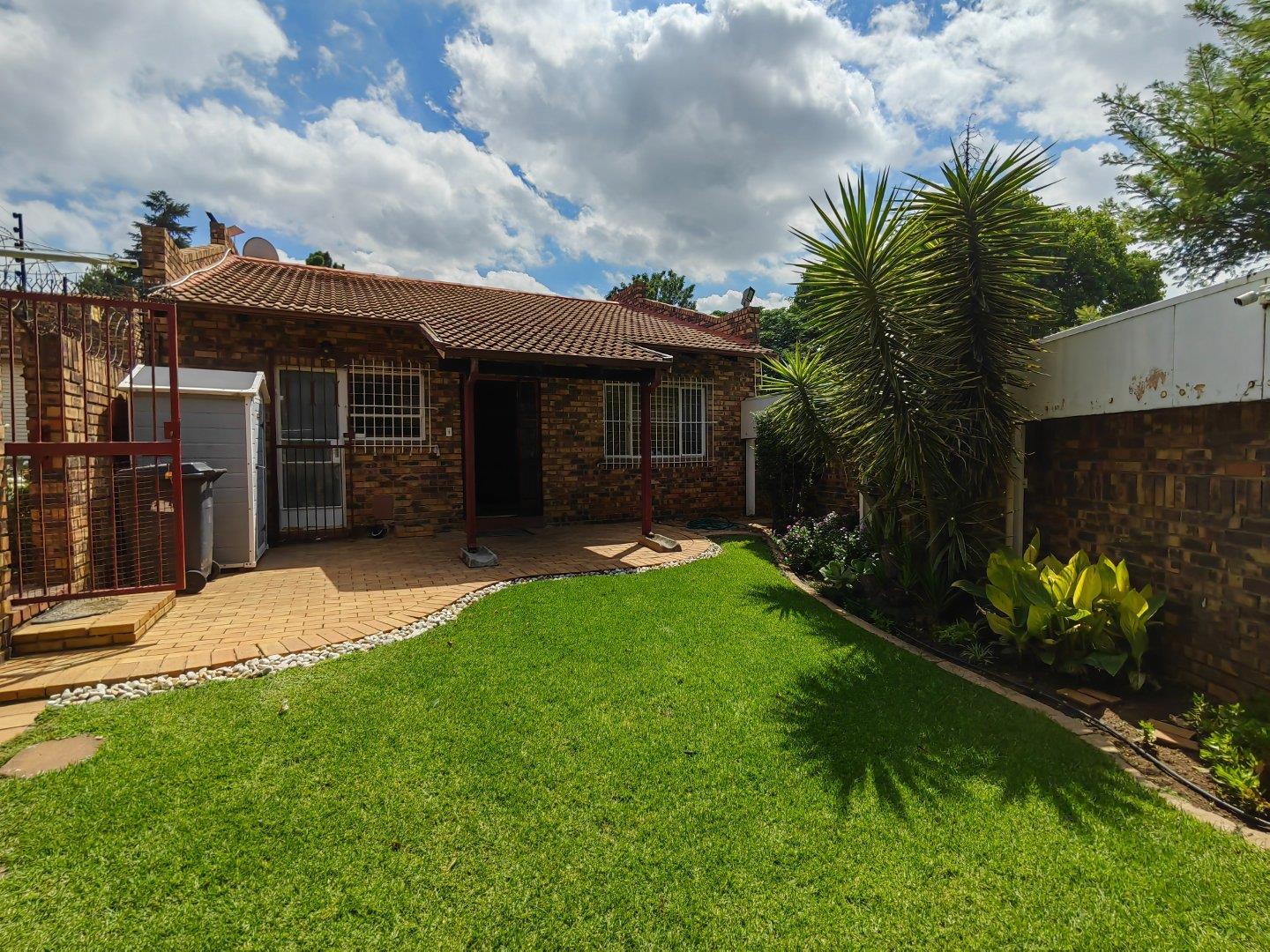 2 Bedroom Townhouse for sale in Weltevreden Park P24113936431
