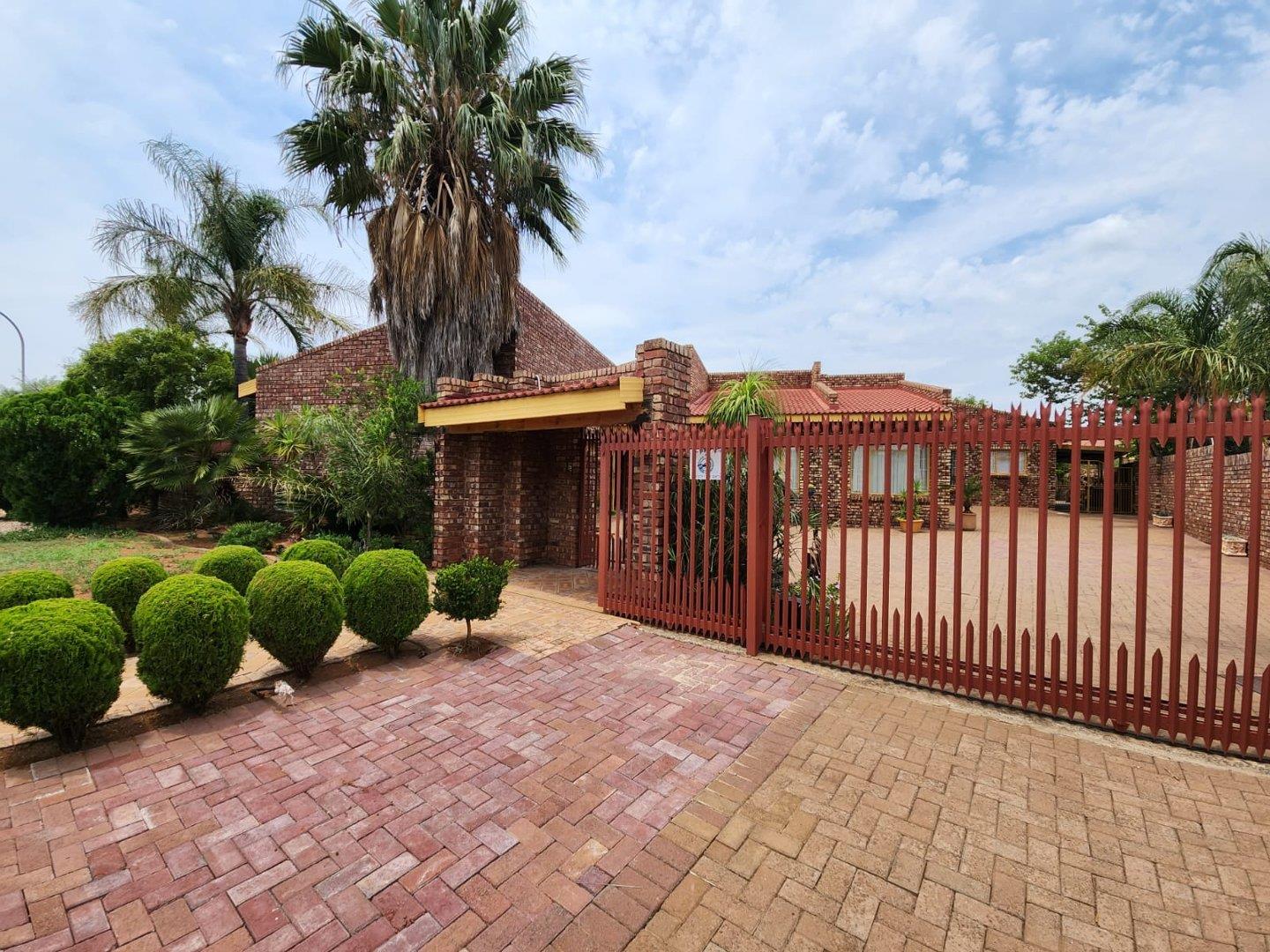 4 Bedroom House for sale in El Toro Park P24113939233