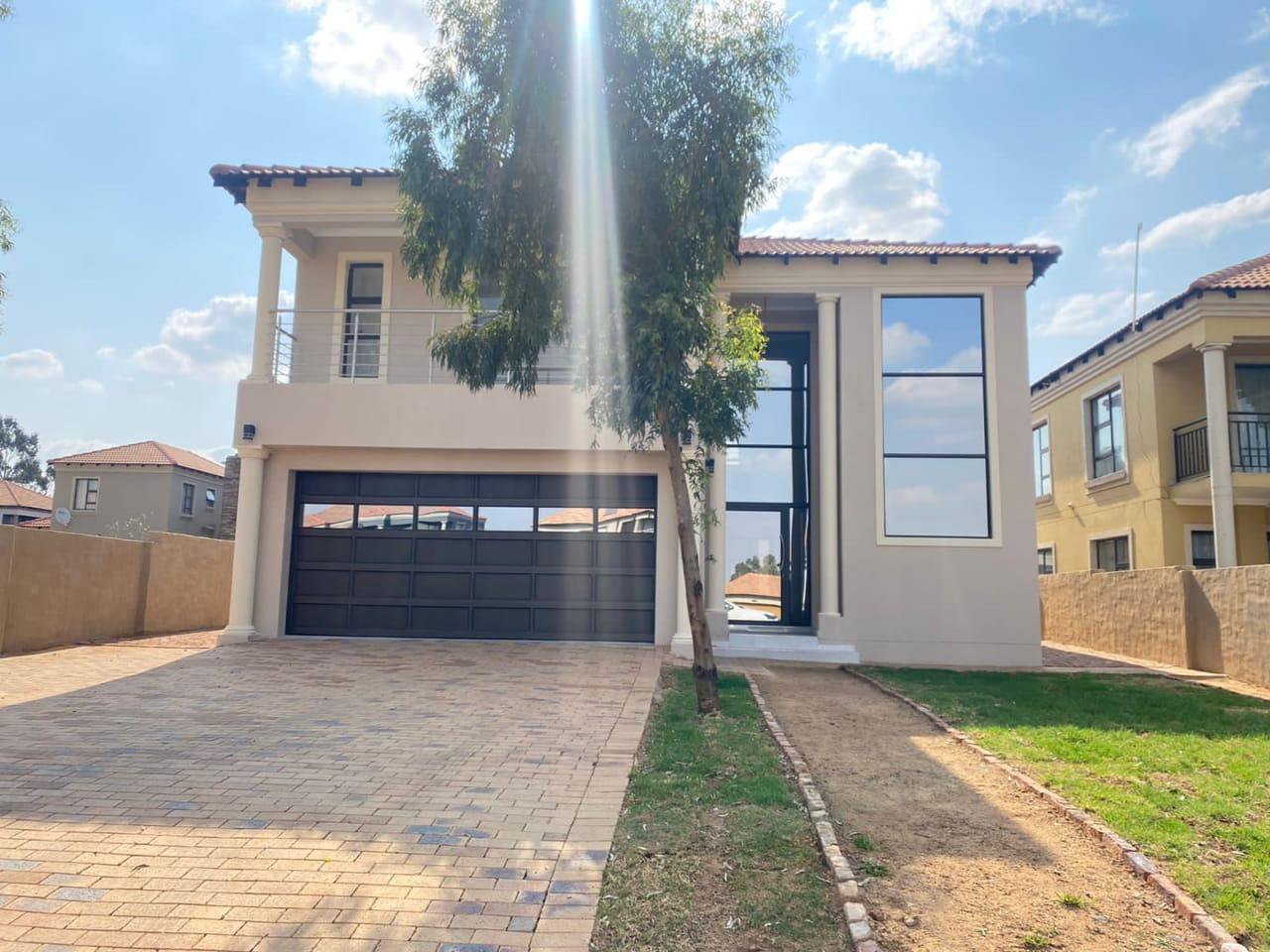 3 Bedroom House for sale in Brakpan North P24113939813