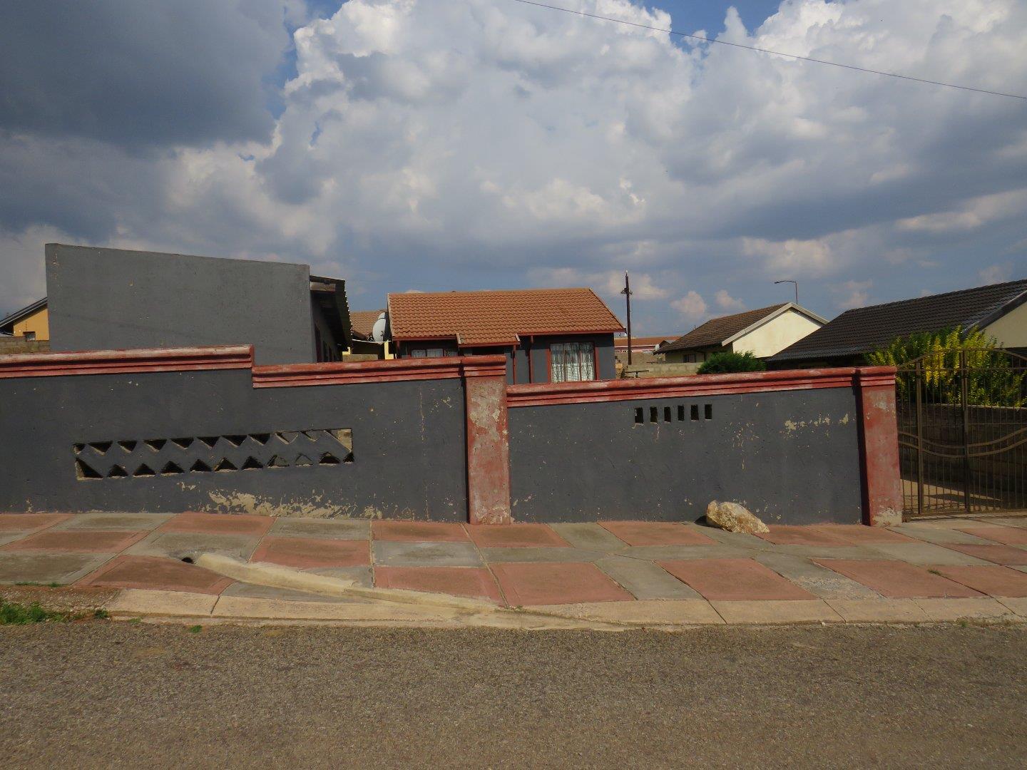2 Bedroom House for sale in Kagiso P24113940287