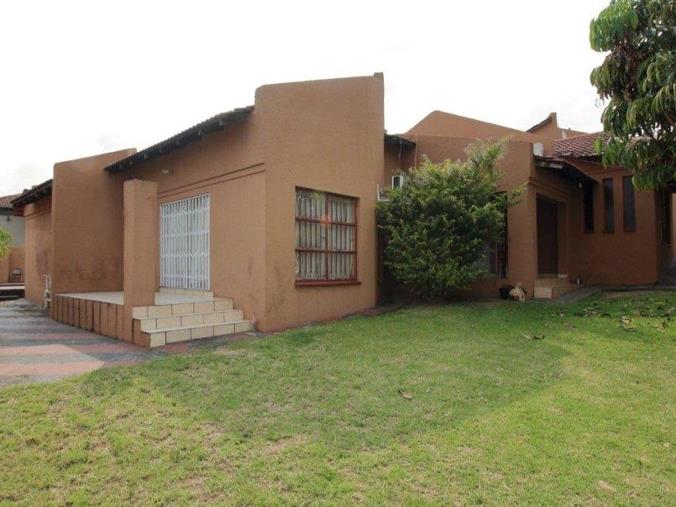 6 Bedroom House for Sale in Stonehenge Ext 1