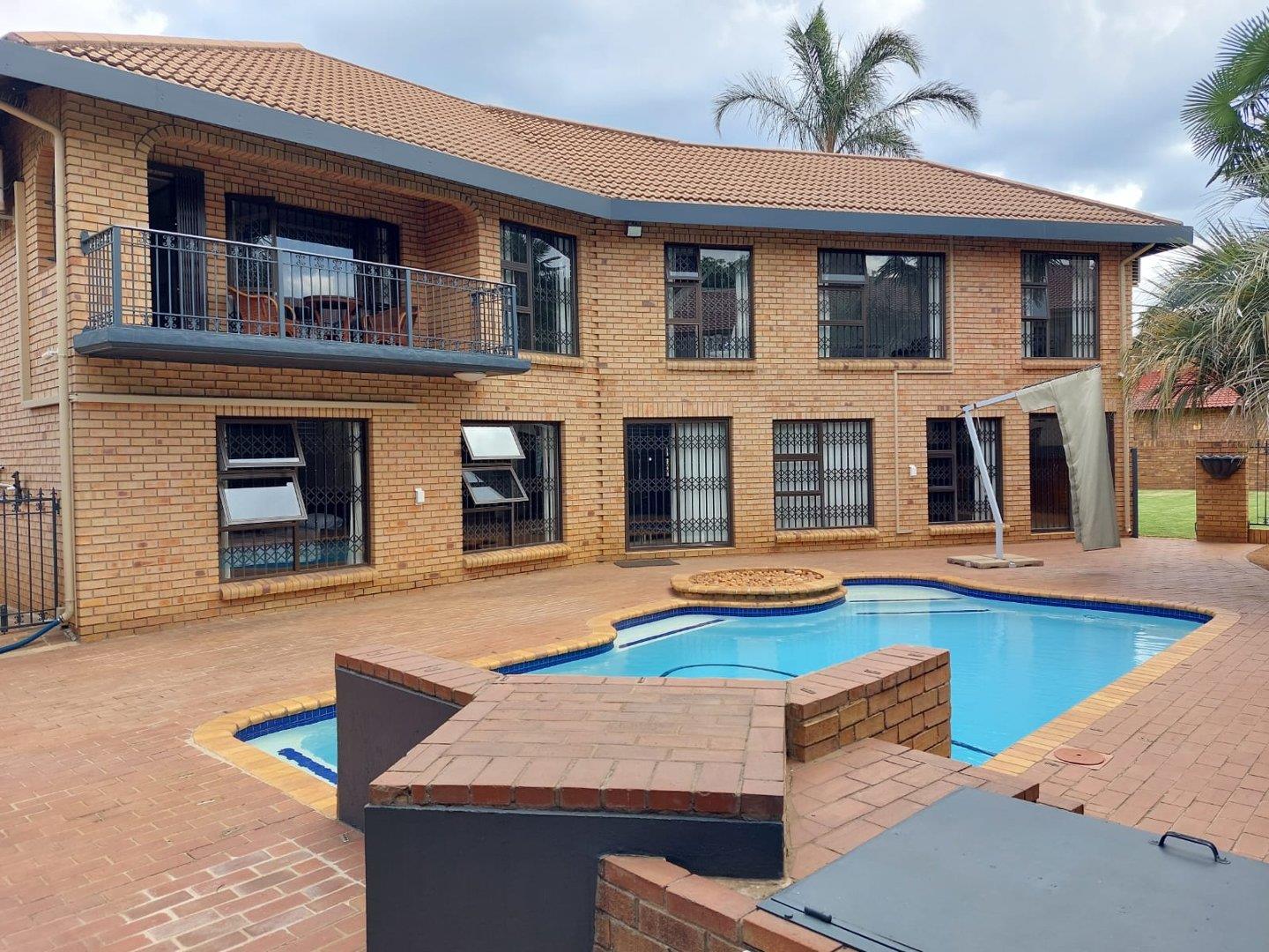 6 Bedroom House for sale in Lakefield P24113942891