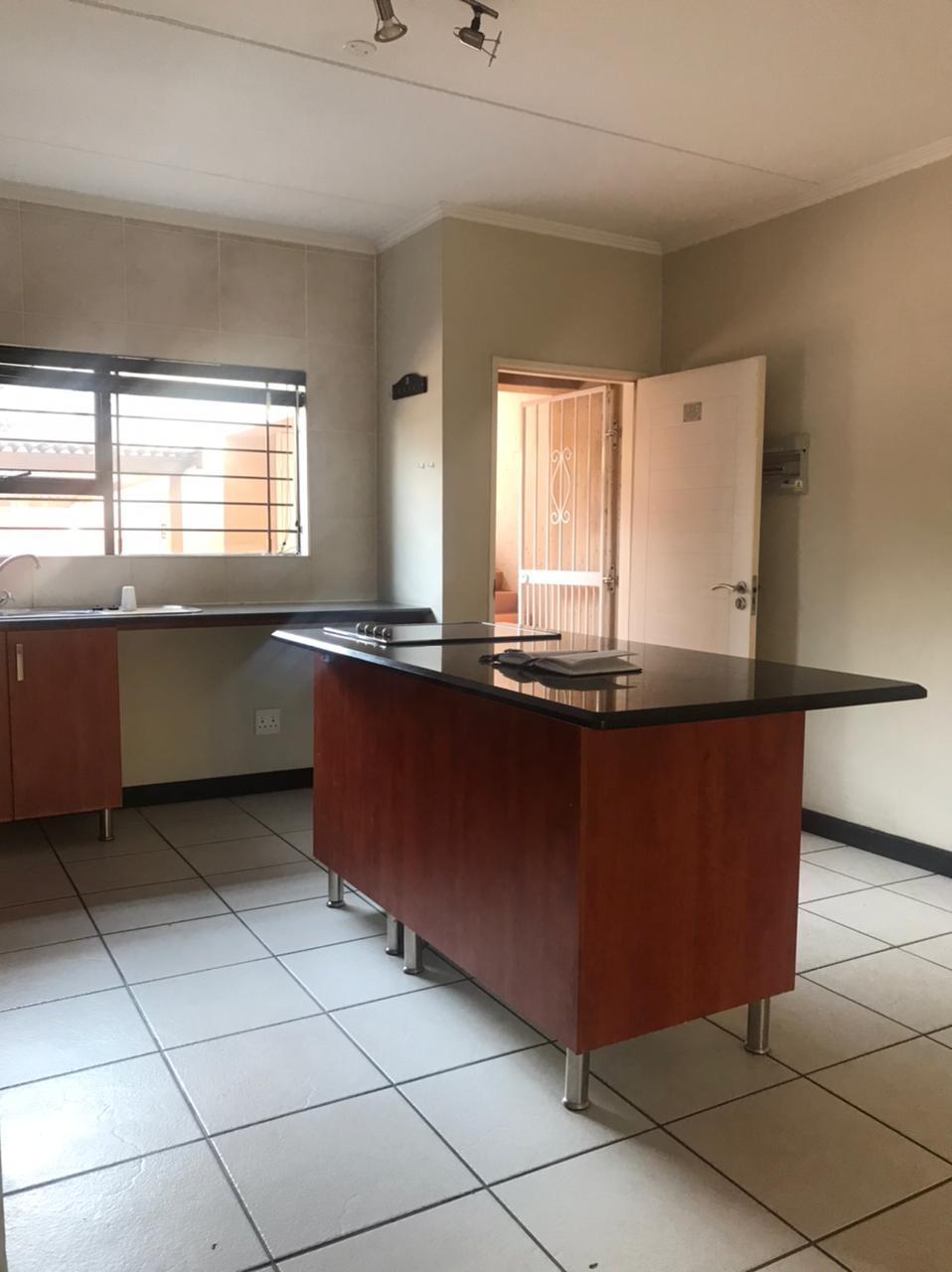2 Bedroom House for sale in Sunninghill P24113943467