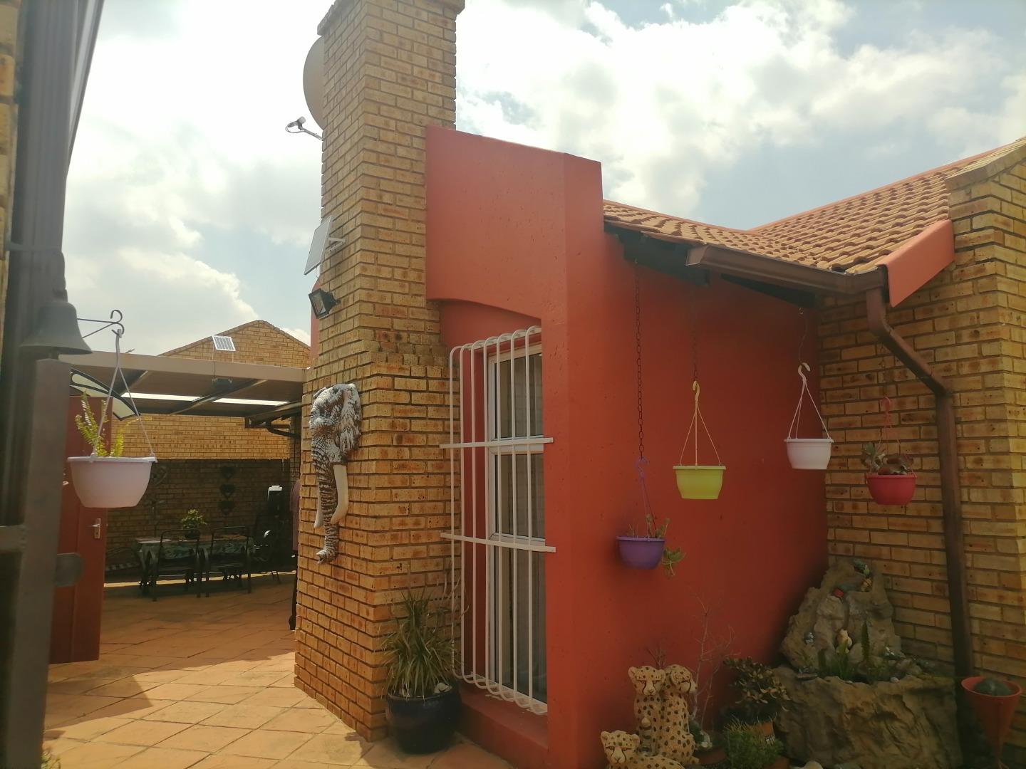 3 Bedroom House for sale in Albemarle 17pm Albemarle Gardens, 37pm