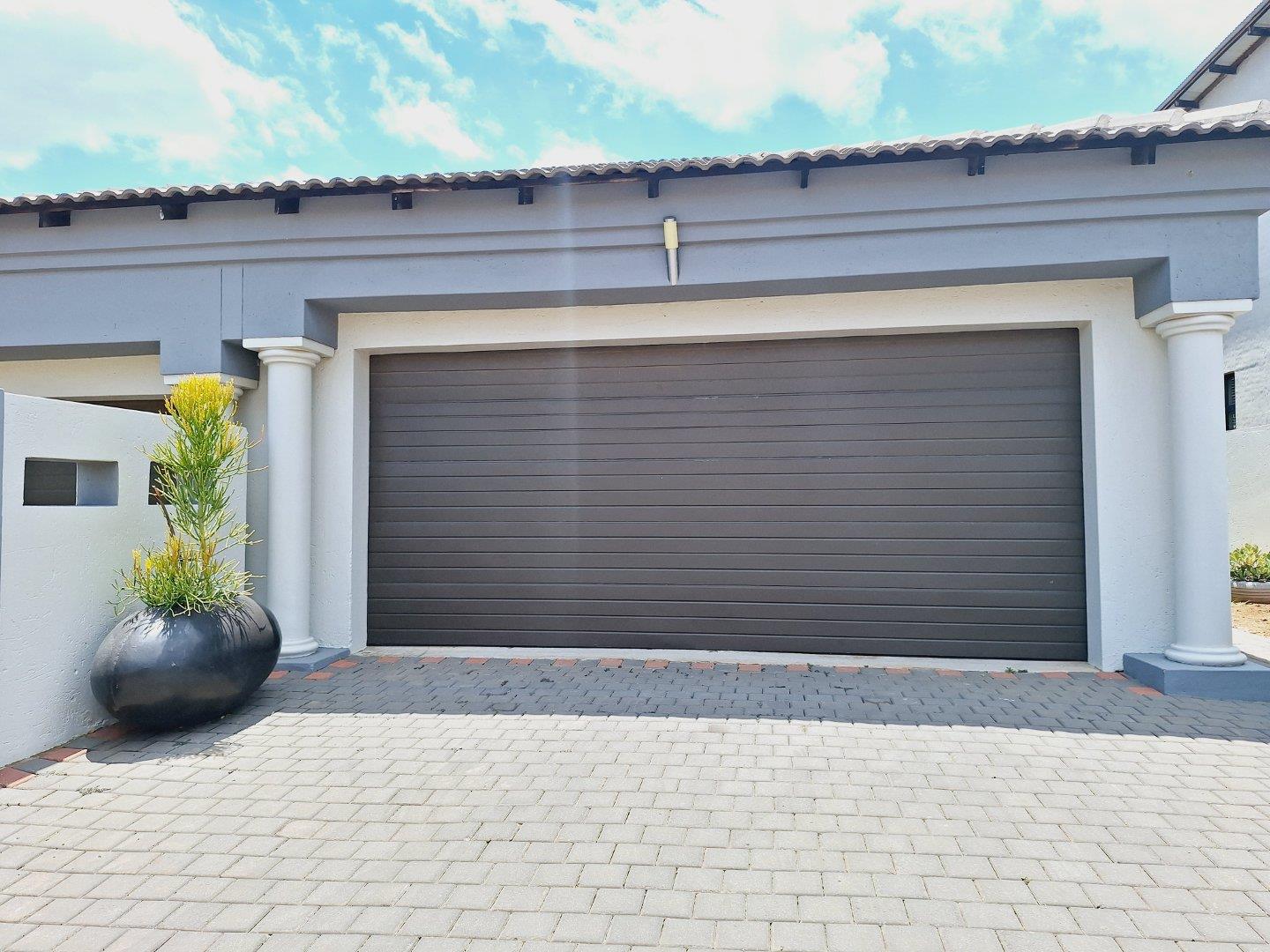 3 Bedroom House for sale in Olympus AH 455 Ajax Avenue P24113948626