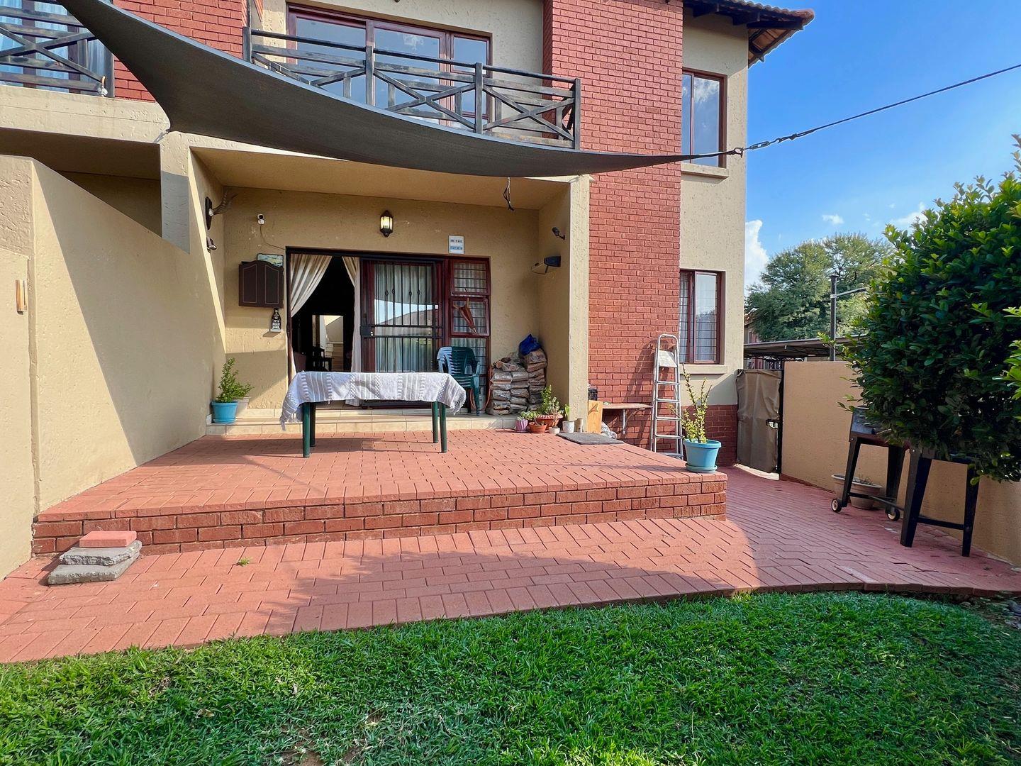 2 Bedroom Townhouse for sale in Pretoriuspark P24113950865