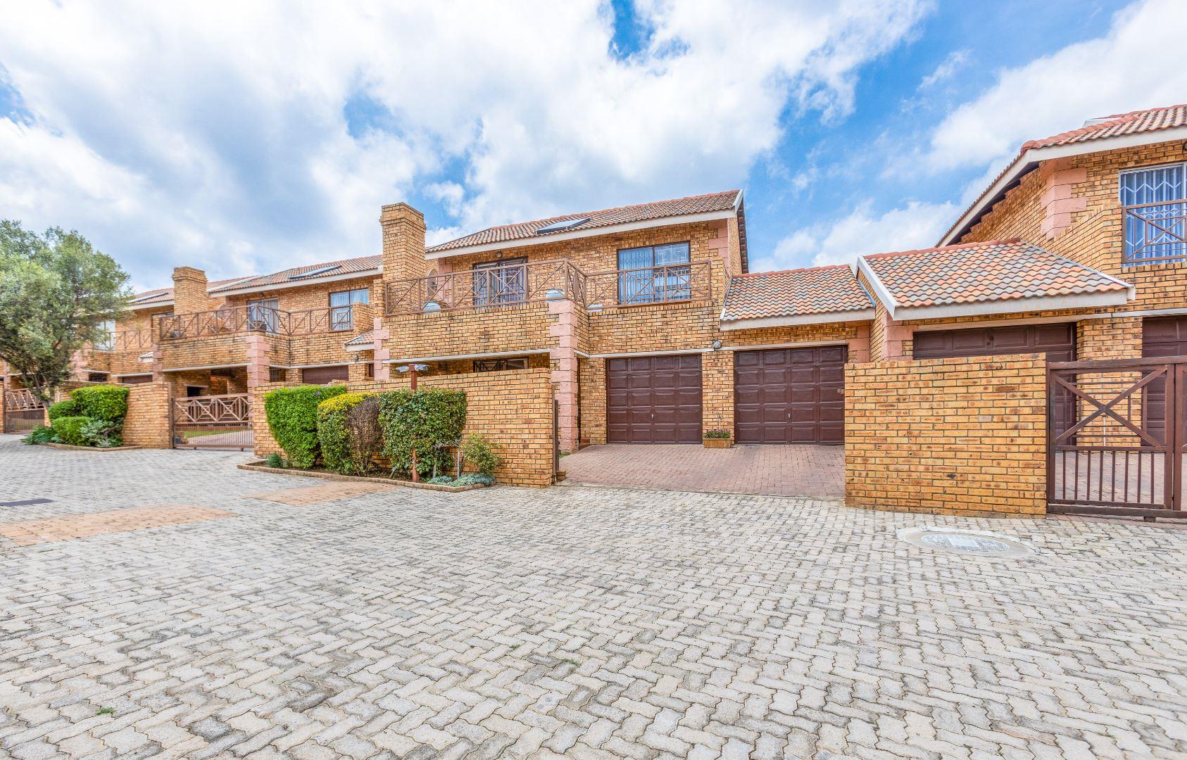 3 Bedroom Townhouse for sale in Honeydew Manor P24113952027