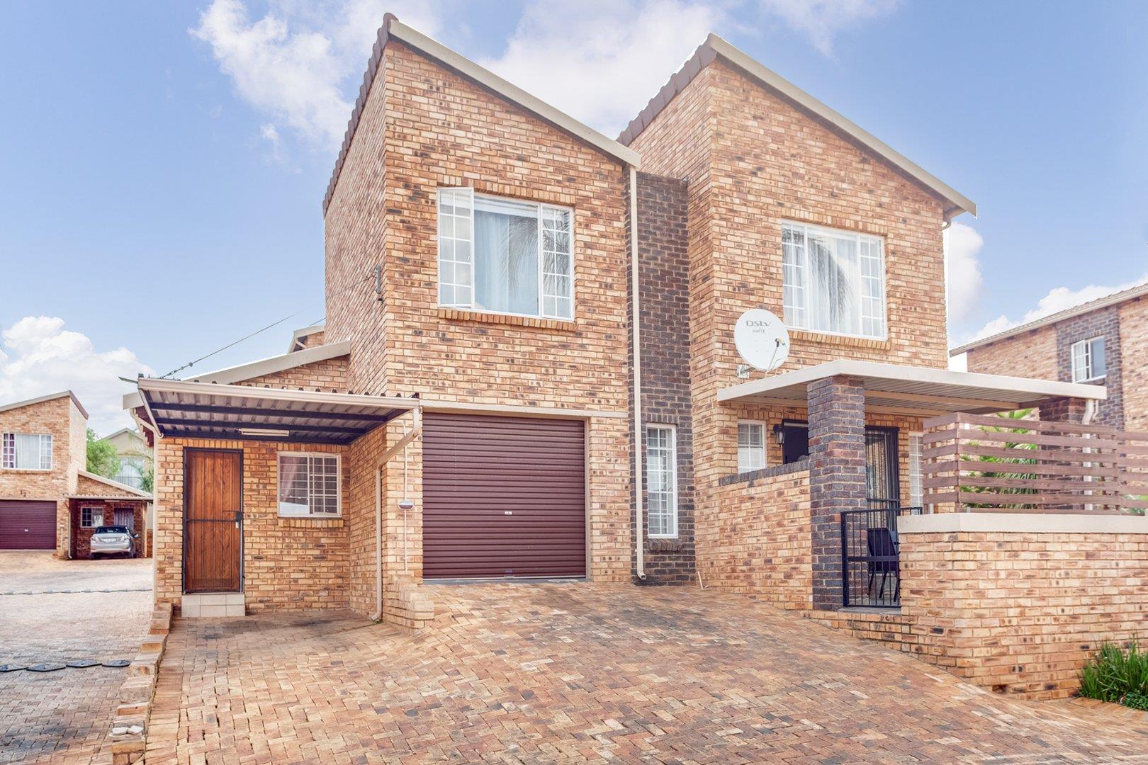 4 Bedroom Townhouse for sale in Willowbrook P24113952665