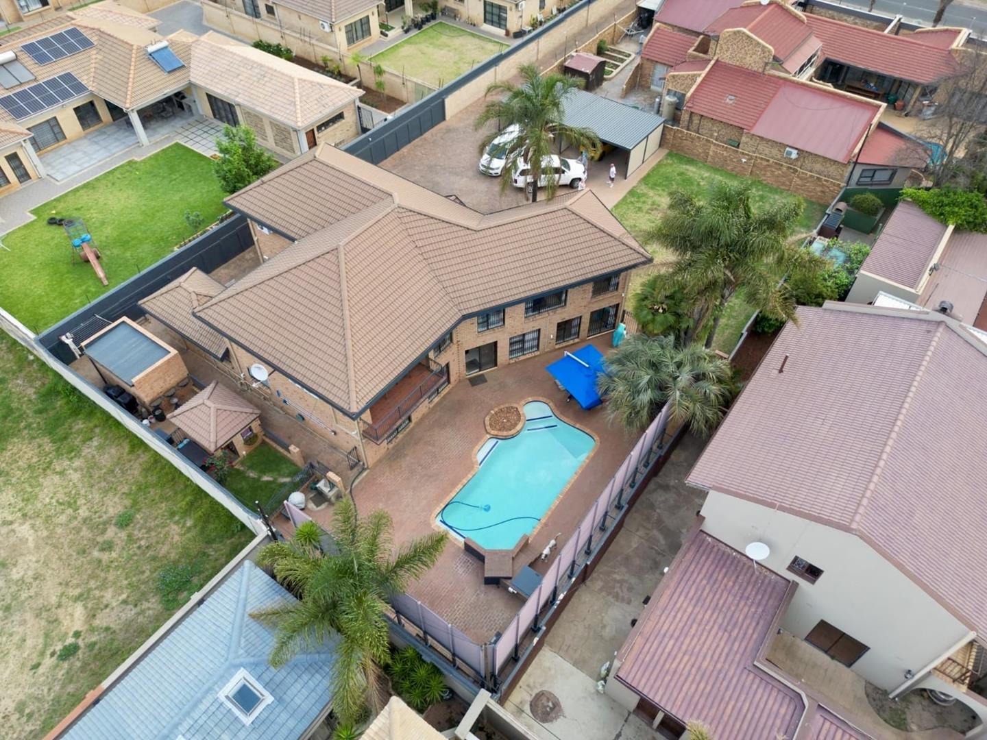 6 Bedroom House for sale in Lakefield P24113954246