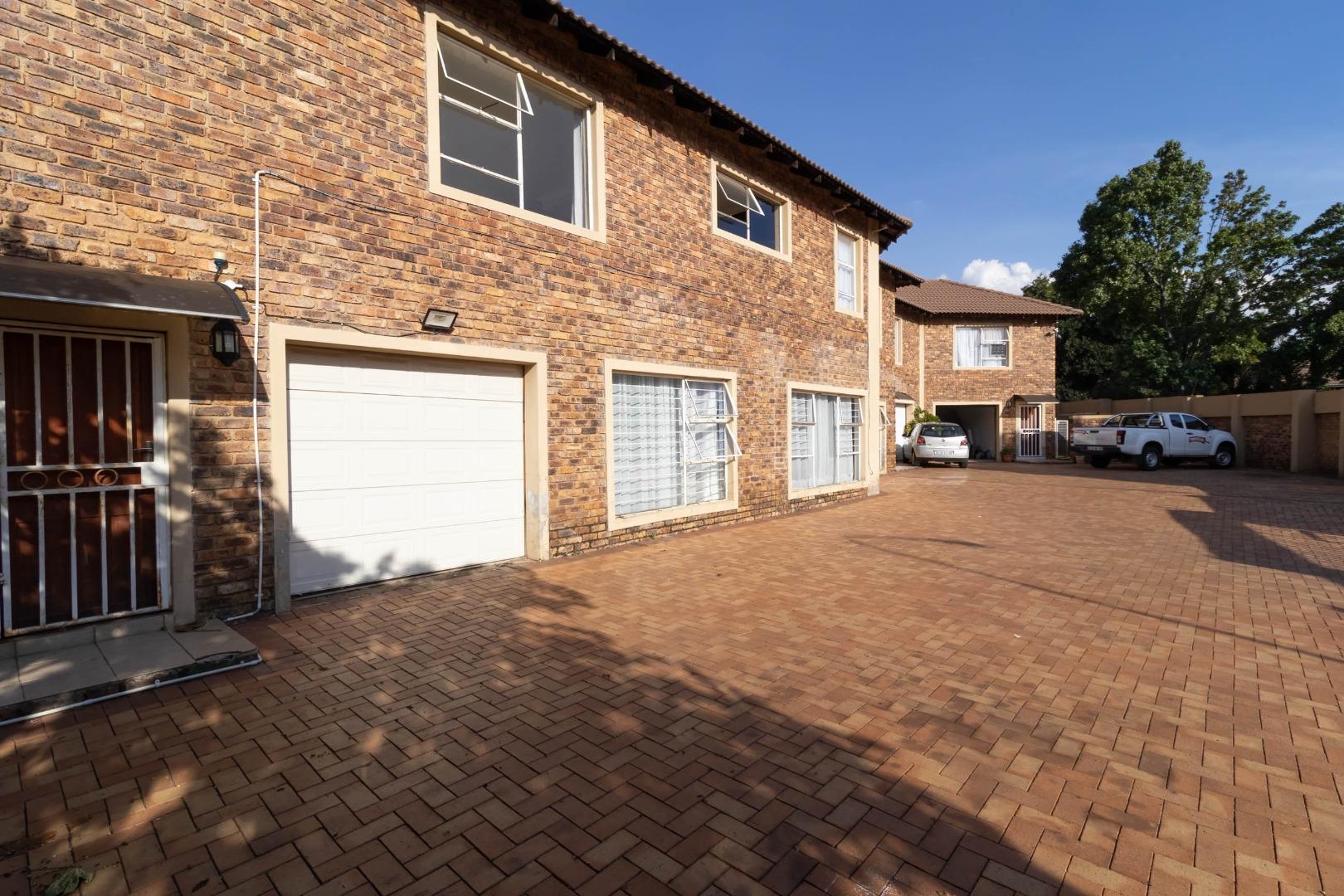 7 Bedroom House for sale in Oakdene P24113955395