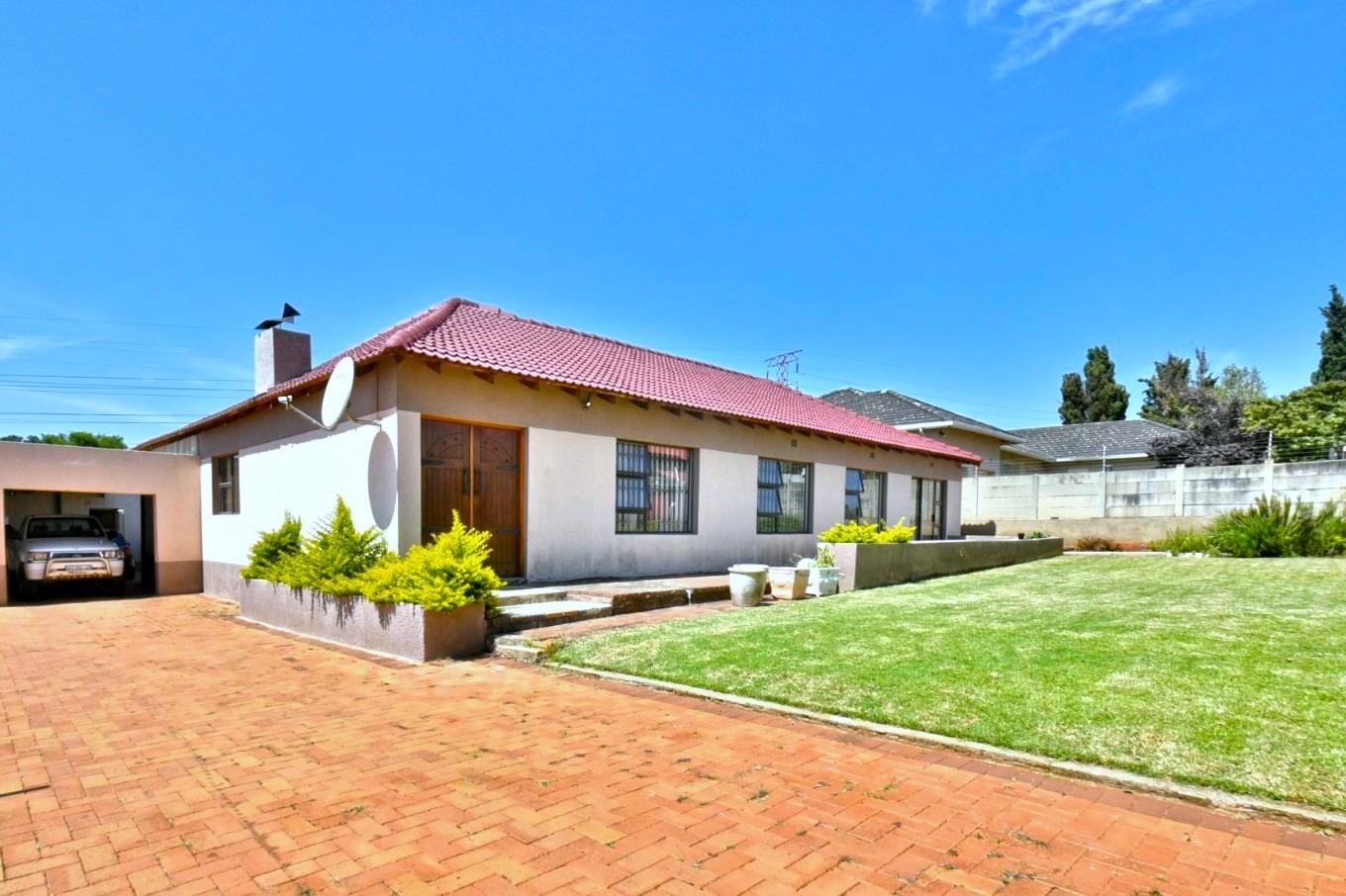 4 Bedroom House for sale in Glenanda P24113955077