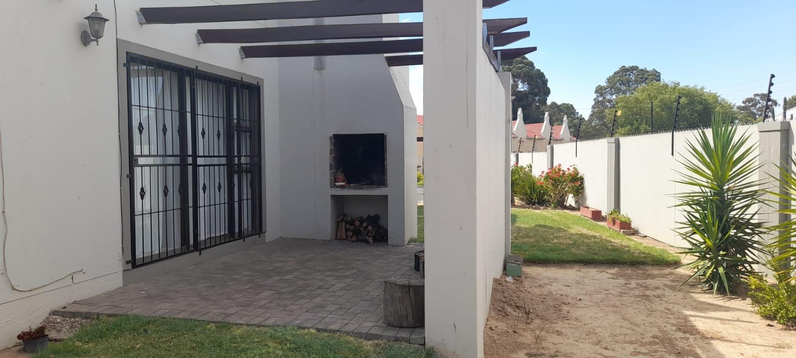 2 Bedroom Apartment / flat for sale in Moorreesburg P24113957062