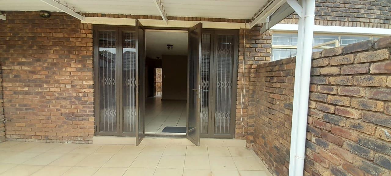 2 Bedroom Townhouse for sale in Silverton P24113958294