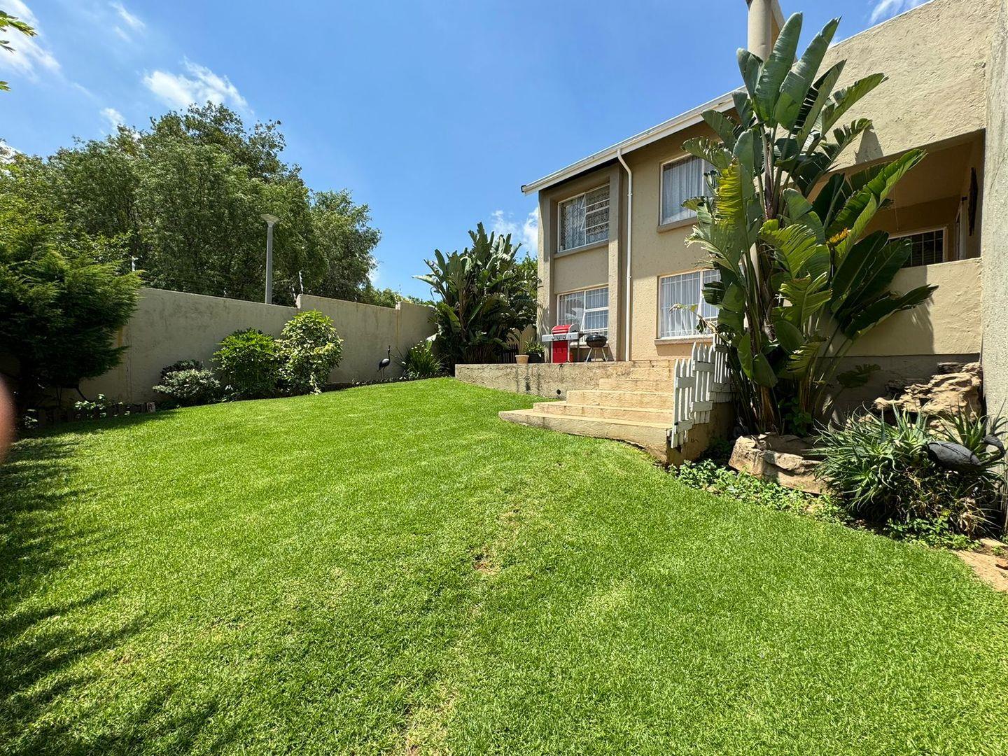 2 Bedroom Apartment / flat for sale in Marais Steyn Park P24113959365