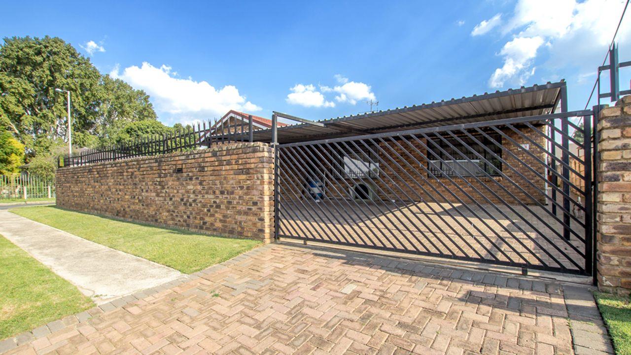 4 Bedroom House for sale in Krugersdorp West P24113960495
