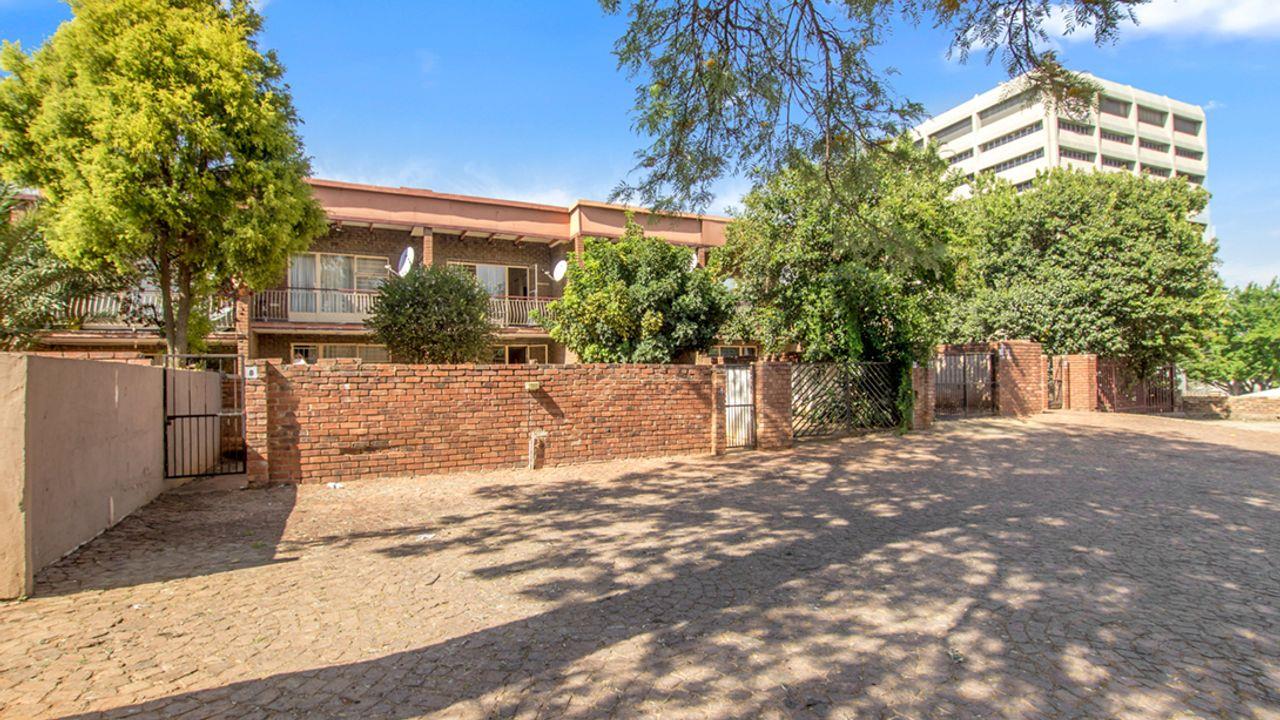 2 Bedroom Townhouse for sale in Windsor East 34 Republic Road P24