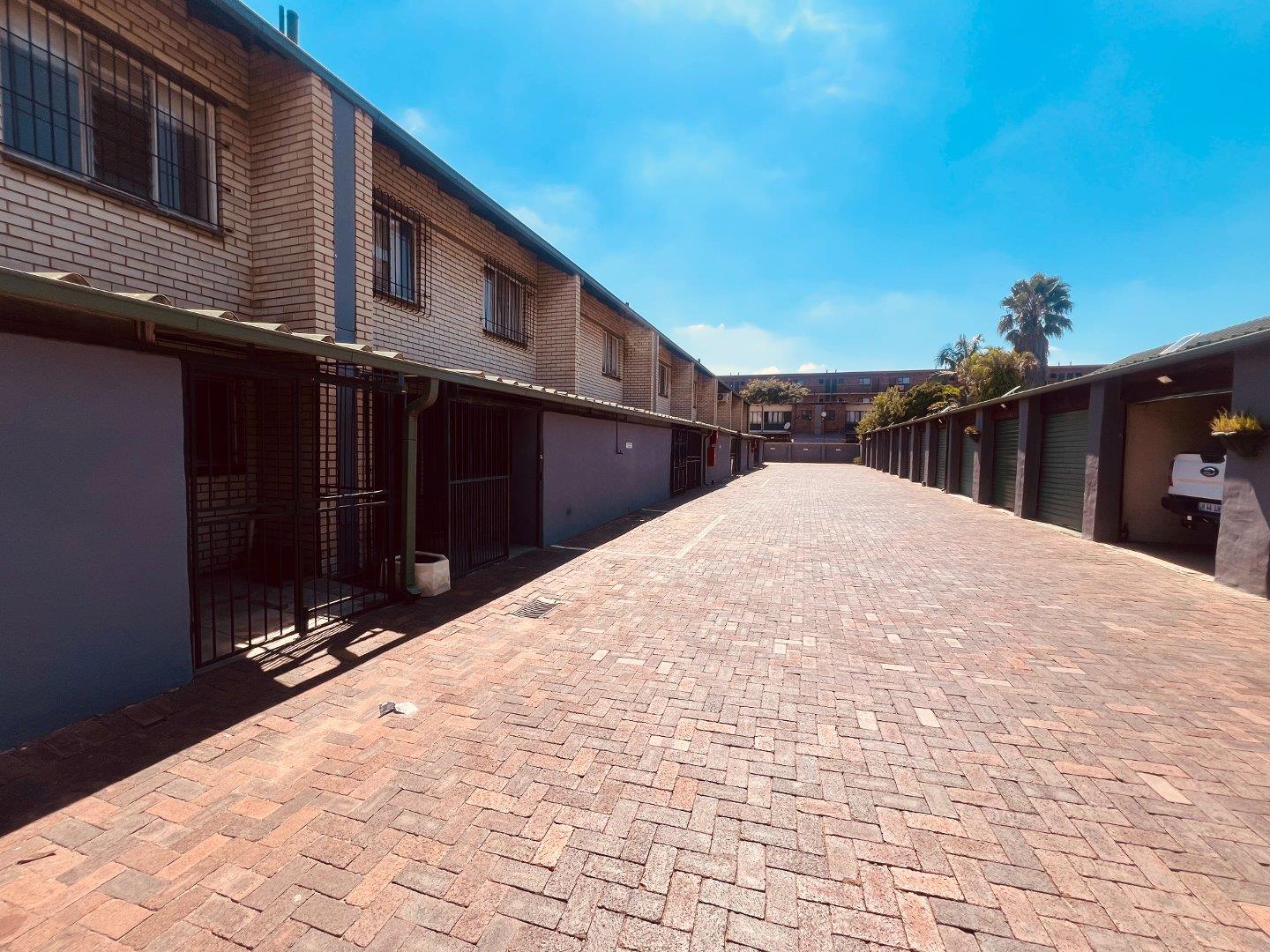 3 Bedroom Townhouse for sale in Silverton P24113963839