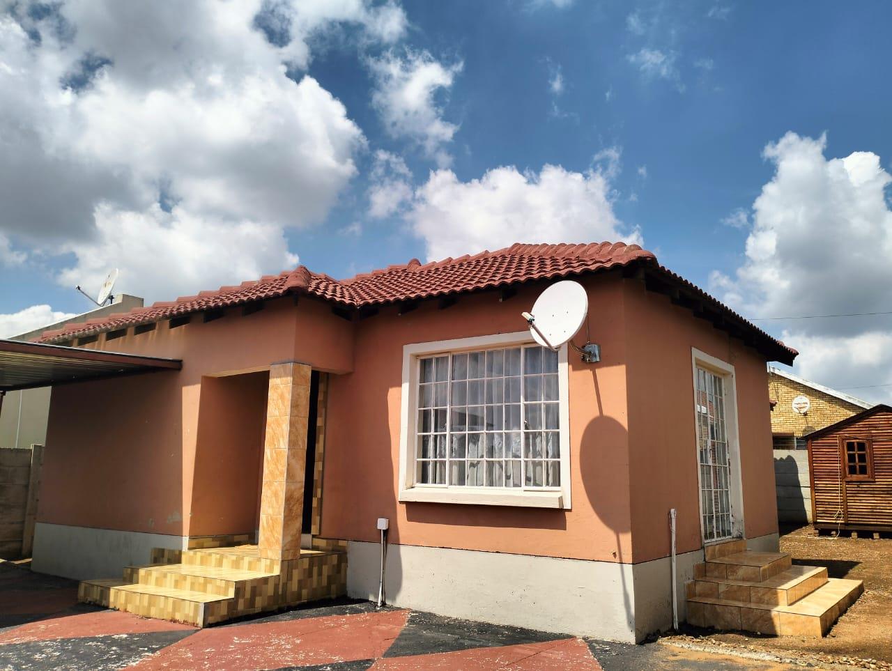 3 Bedroom House for sale in Greenhills Ext 3 P24113965778