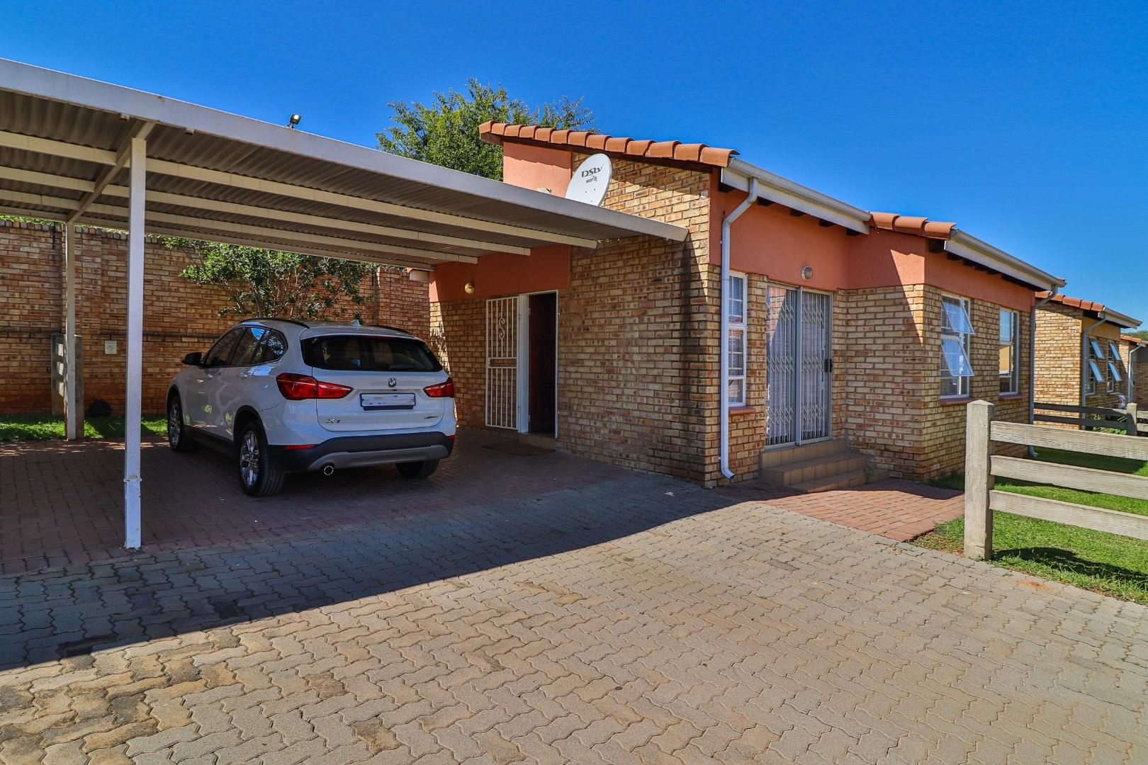 3 Bedroom Townhouse for sale in Cosmo City P24113965859