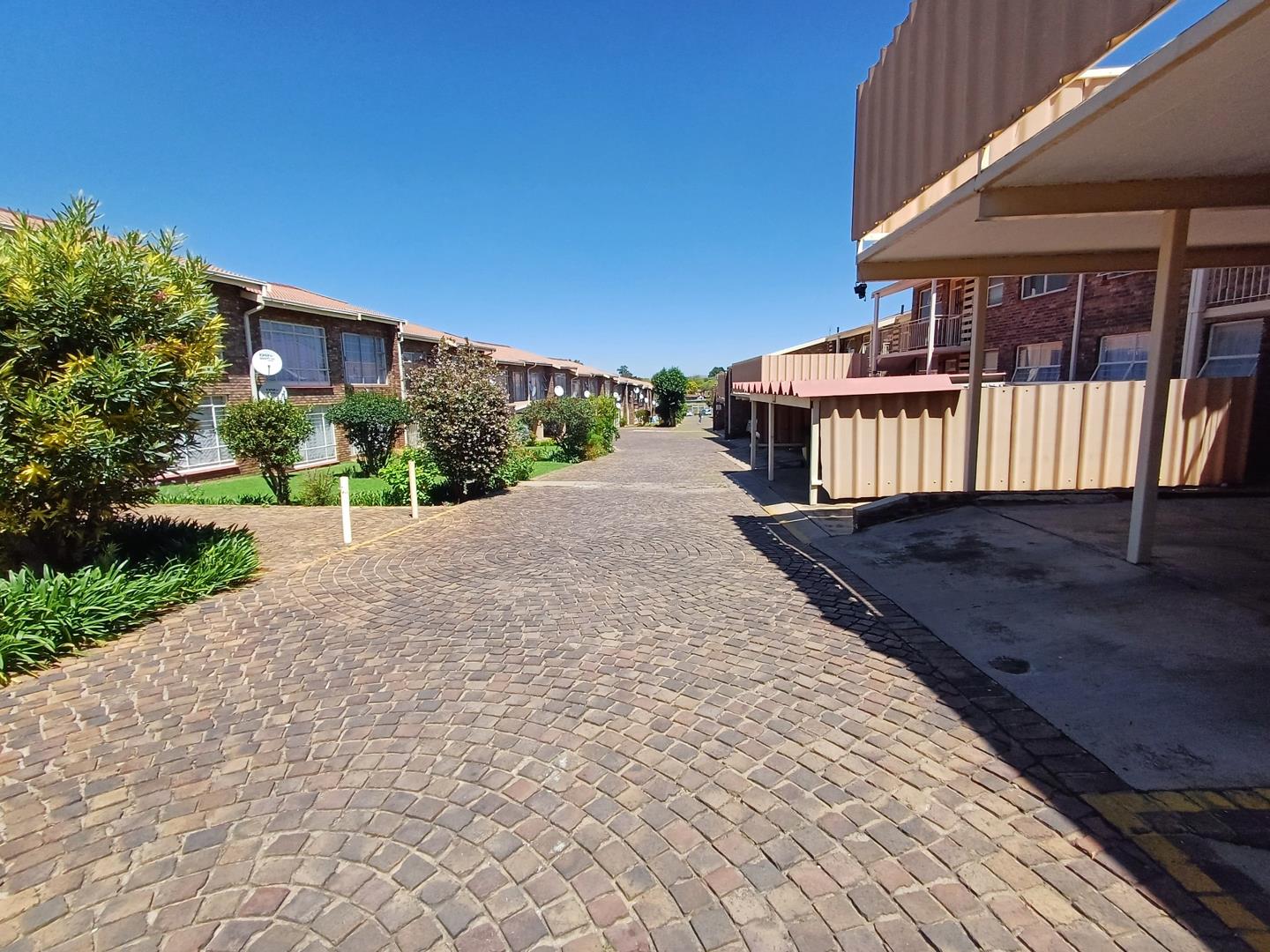 2 Bedroom Townhouse for sale in Brackendowns 28 De Waal Street P24