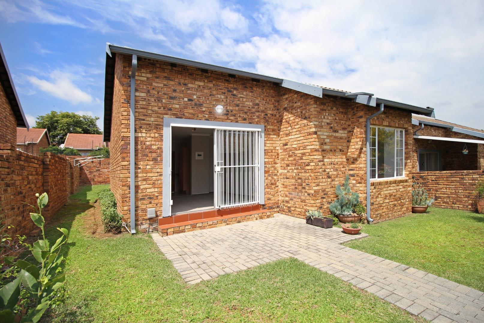 2 Bedroom Townhouse for sale in Wilgeheuwel P24113967866