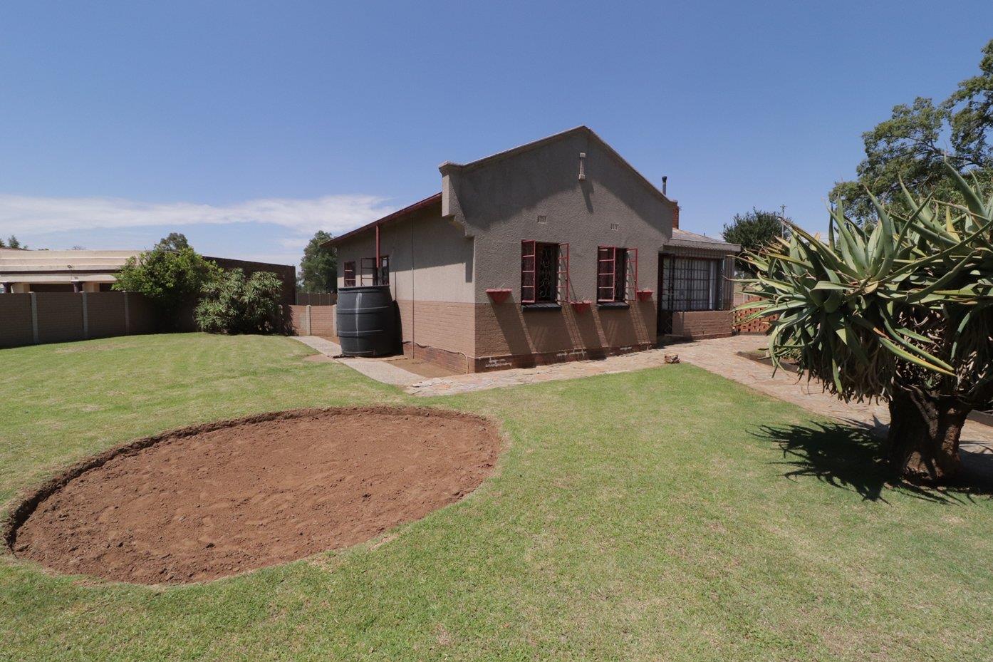 3 Bedroom House for sale in Dunnottar P24113968372