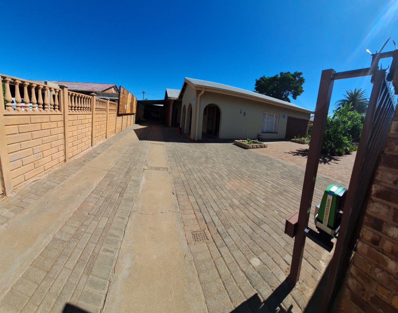 3 Bedroom House for sale in Greenside P24113969244