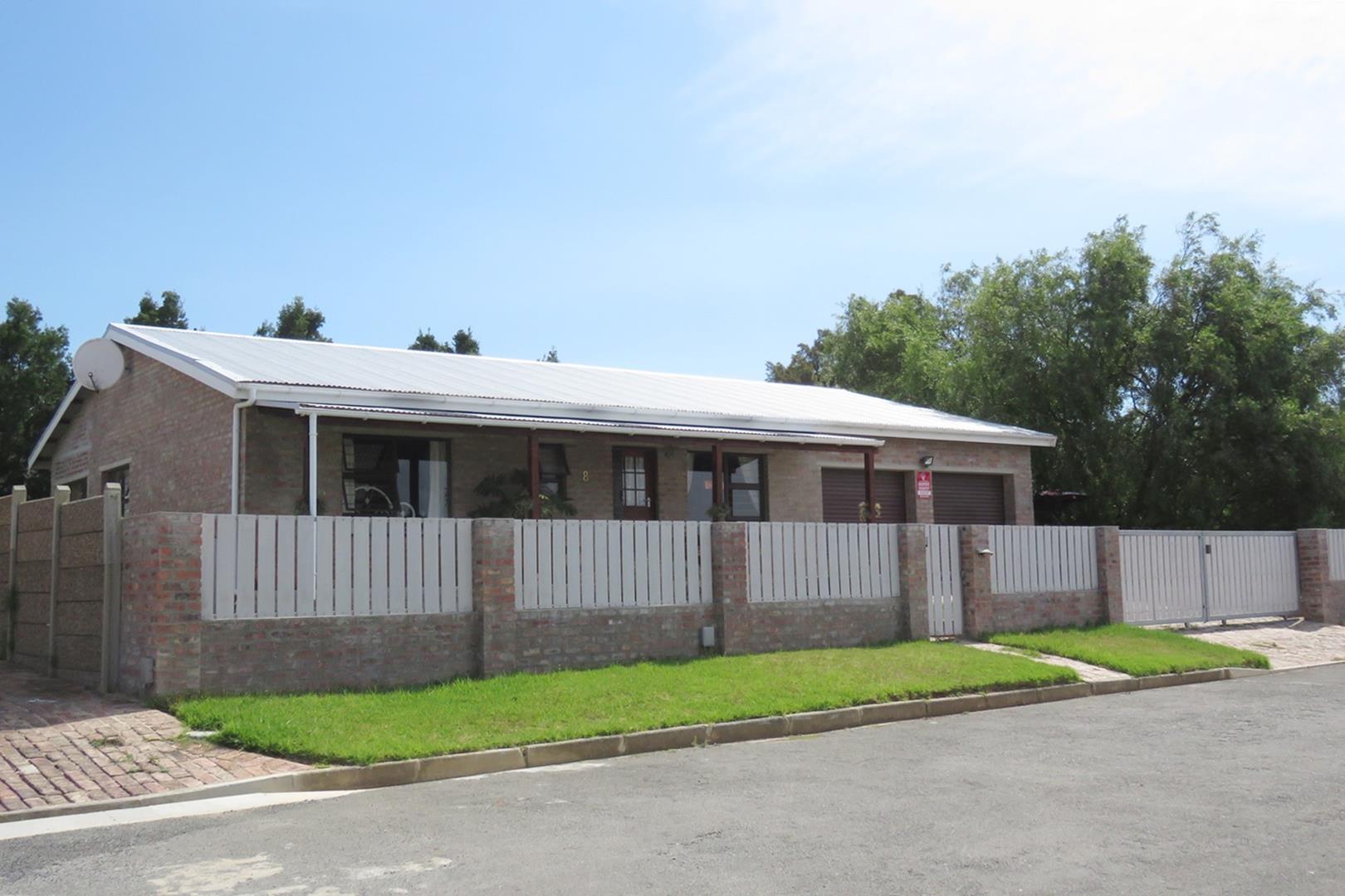 2 Bedroom House for sale in Bredasdorp 8 Buitekant Street P24113970089