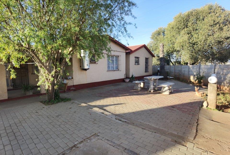 3 Bedroom House for sale in South Ridge P24113973452