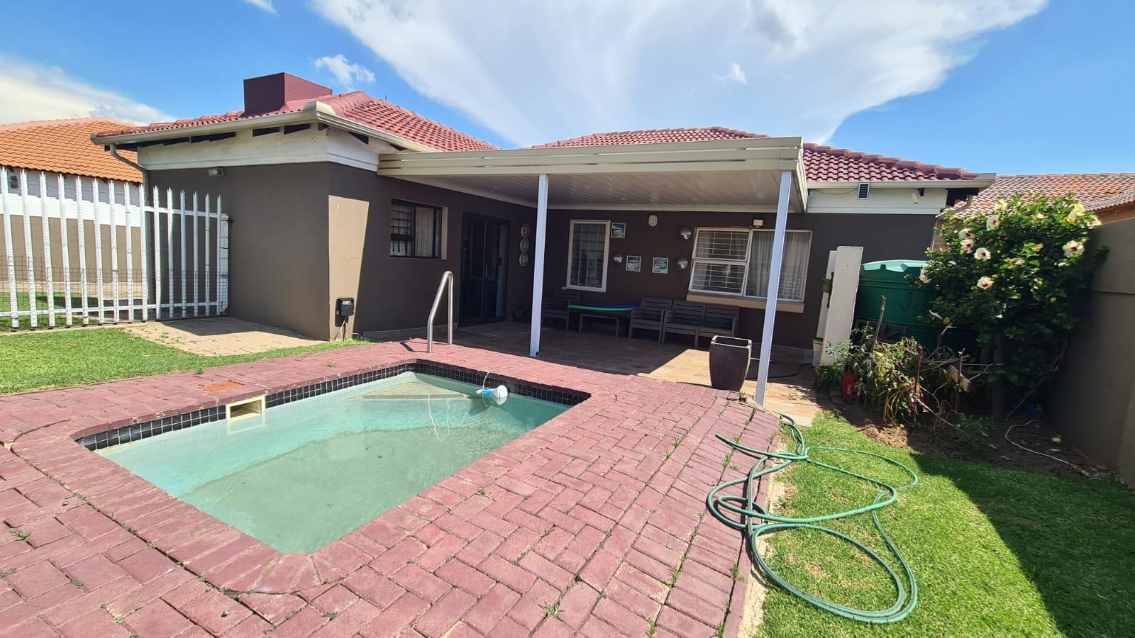 2 Bedroom House for sale in Reyno Ridge P24113973610