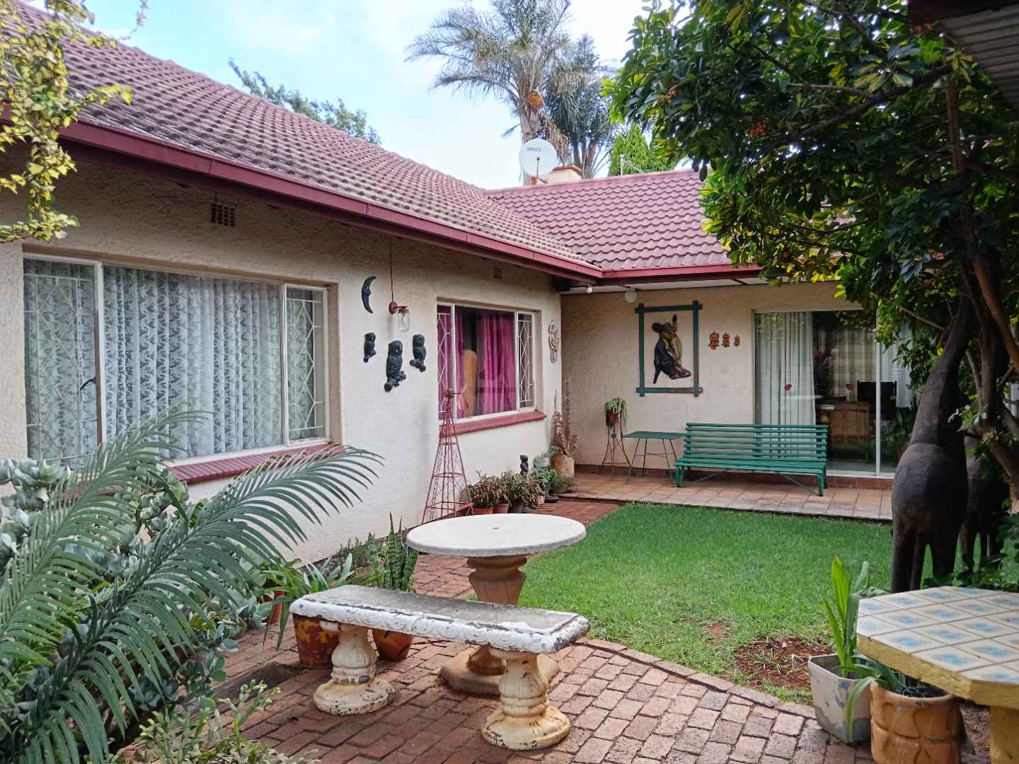 3 Bedroom House for sale in Rhodesfield P24114462897