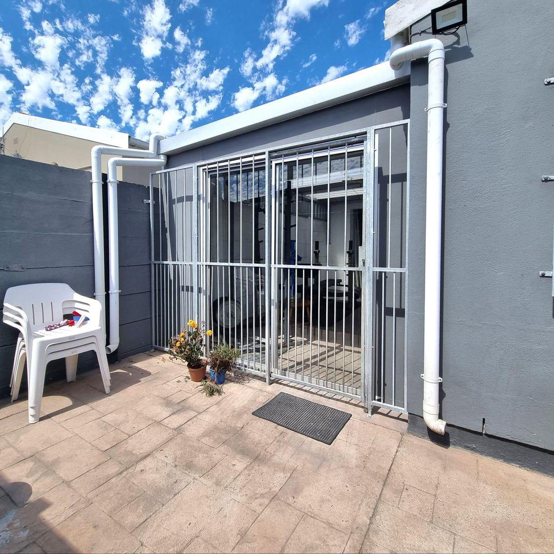 2 Bedroom House to rent in Montague Gardens P24112273699