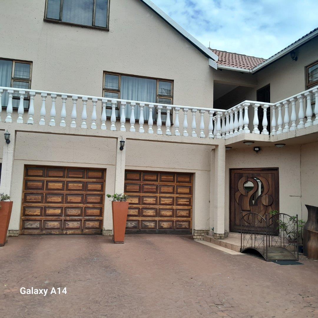 8 Bedroom House for sale in Sunward Park P24113978926