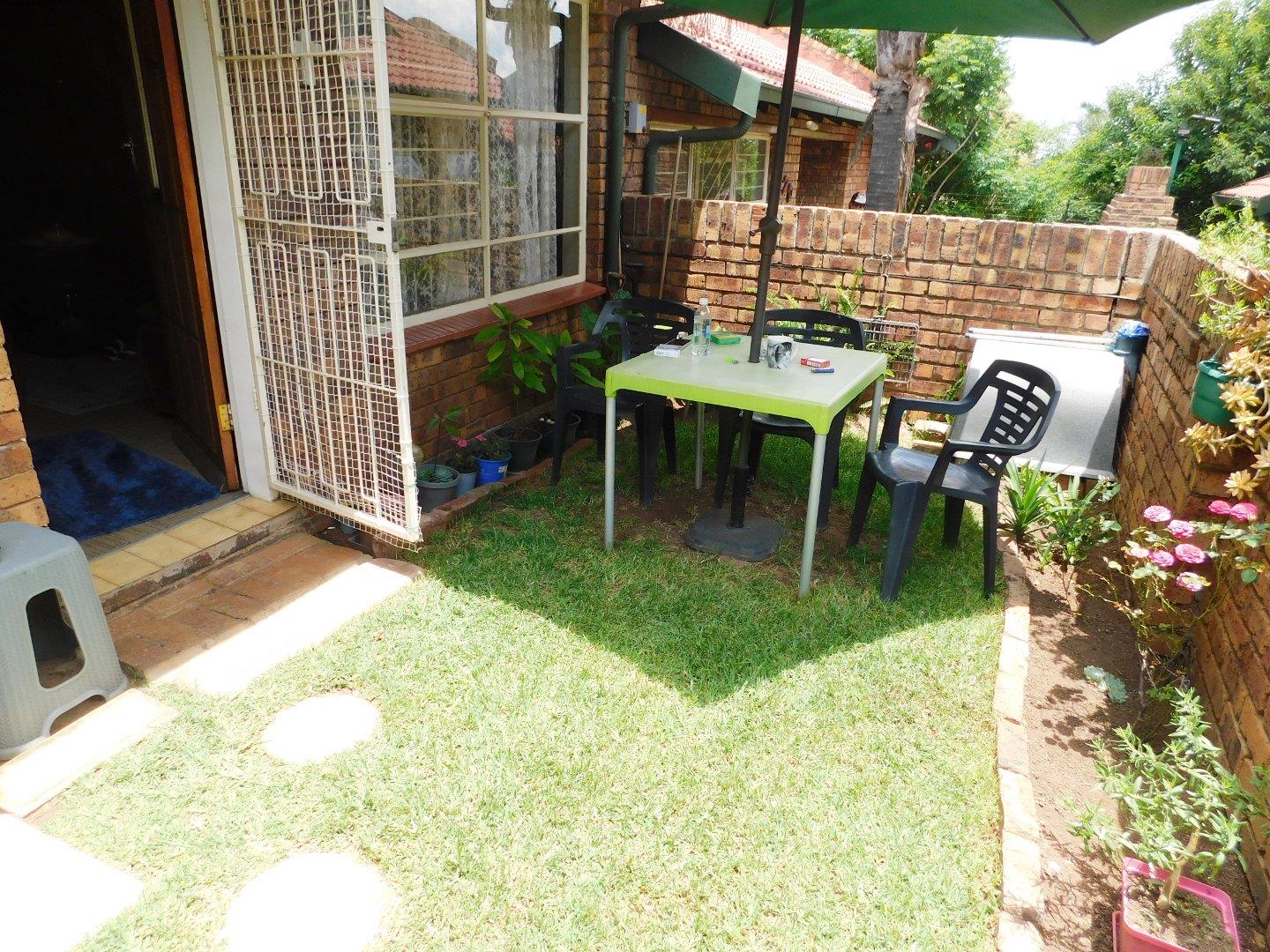 2 Bedroom Townhouse for sale in Krugersdorp North P24112979940