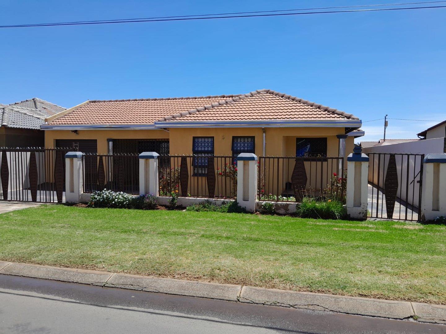 3 Bedroom House for sale in Randfontein Central P24113978983