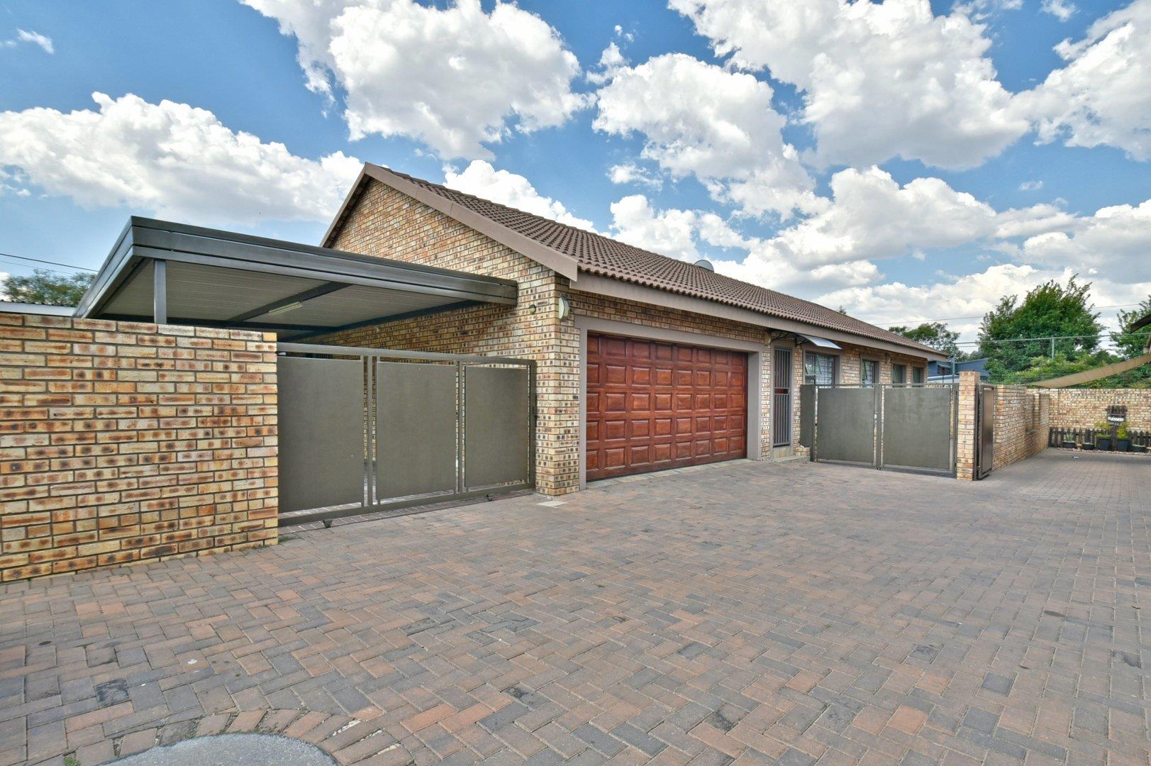 3 Bedroom House for sale in New Redruth P24113981674