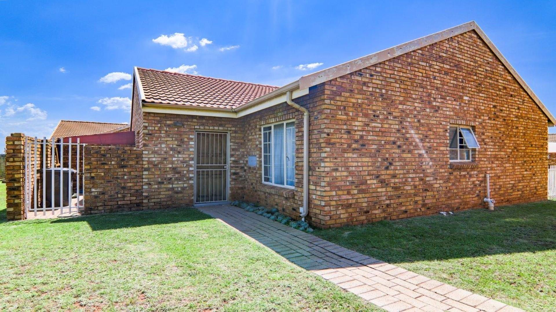 2 Bedroom Townhouse for sale in Pierre Van Ryneveld 3129 Kirkness