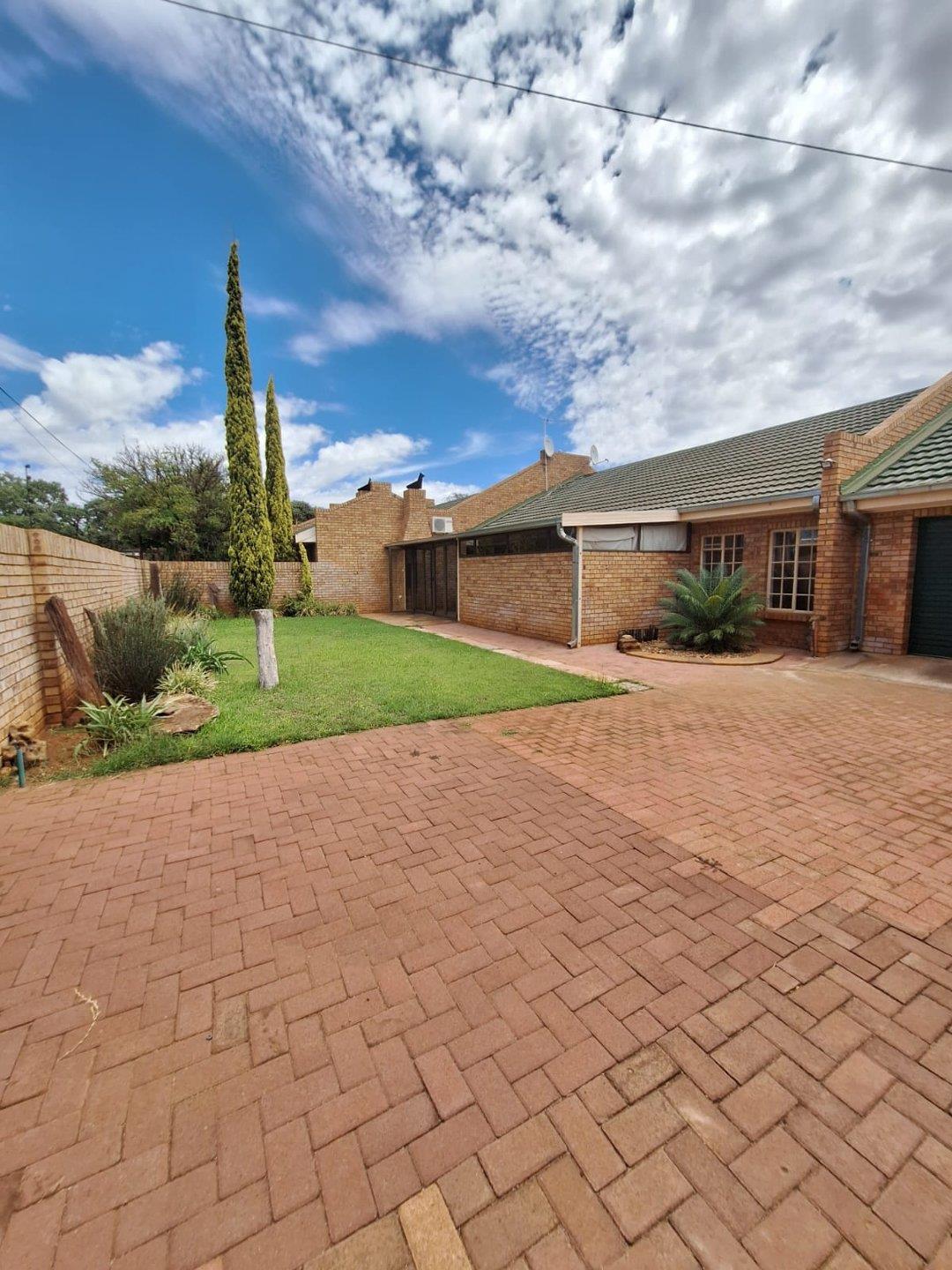 3 Bedroom House for sale in Kuruman P24113983583