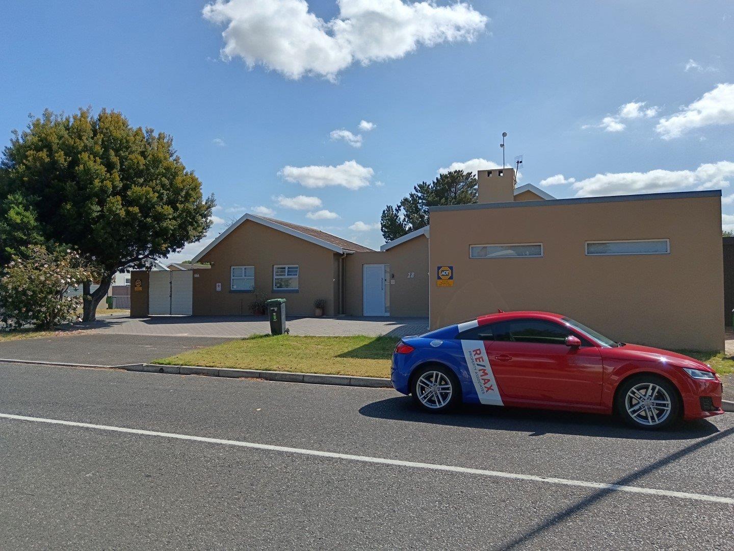 4 Bedroom House for sale in Bothasig P24113983831