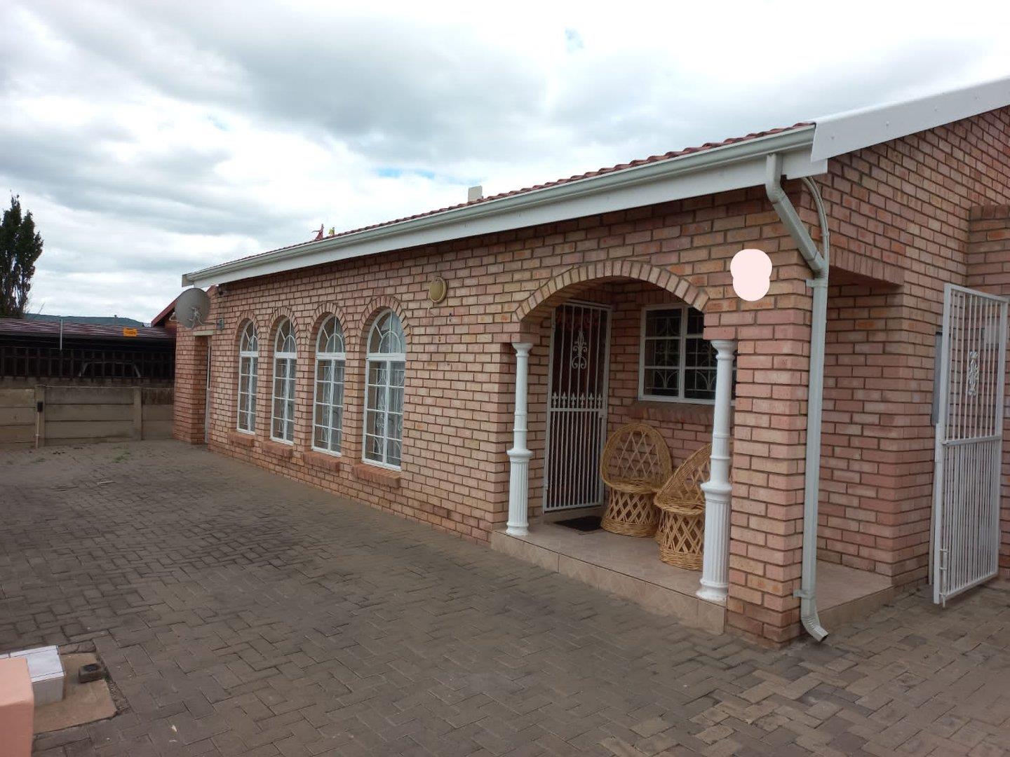 4 Bedroom House for sale in Acaciaville P24112024065