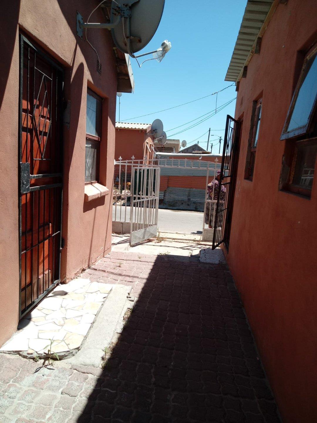 2 Bedroom House for sale in Mfuleni P24113984332