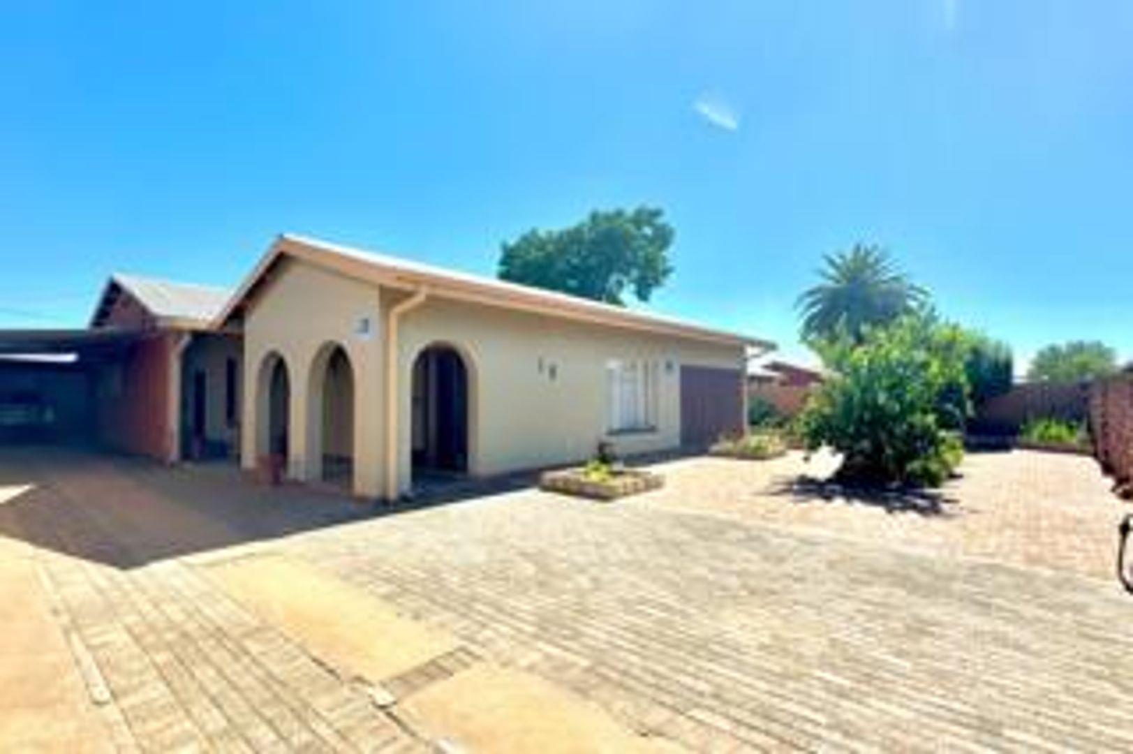 3 Bedroom House for sale in Greenside P24113985173