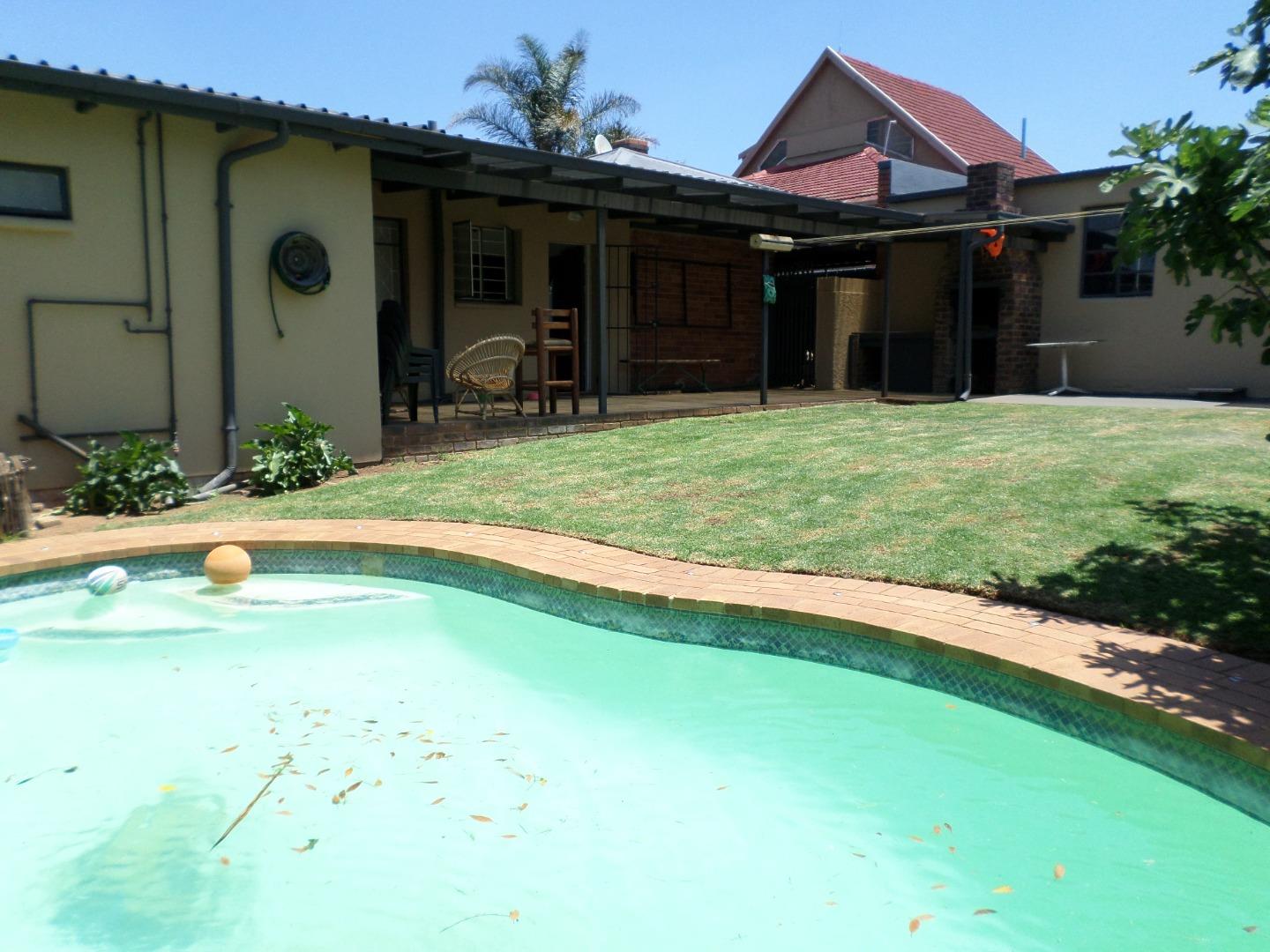 3 Bedroom House for sale in Symhurst P24113986805