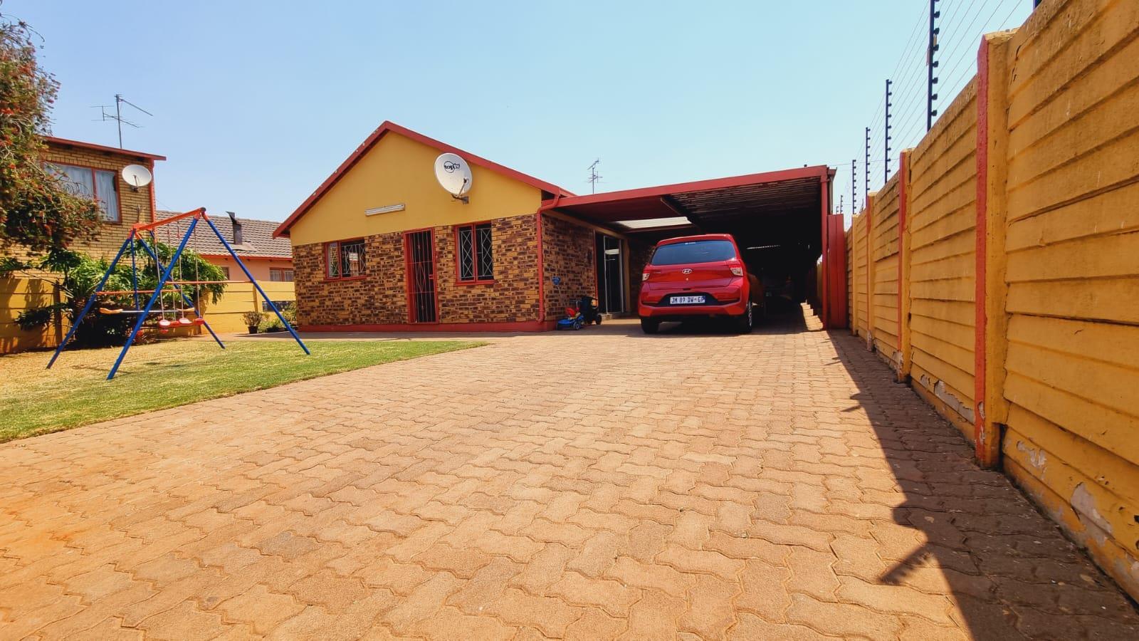 3 Bedroom House for sale in Bakerton P24113987956