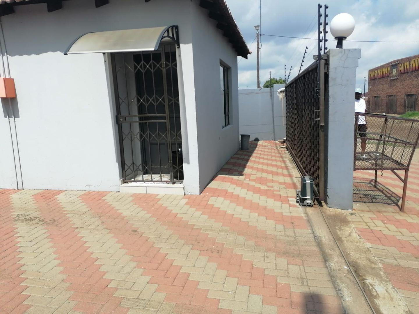 6 Bedroom House for sale in Embalenhle P24113990264